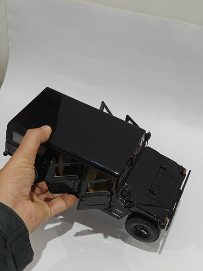 1:18 Maisto Hummer H1 (Pre - Owned) - Kinder Logs