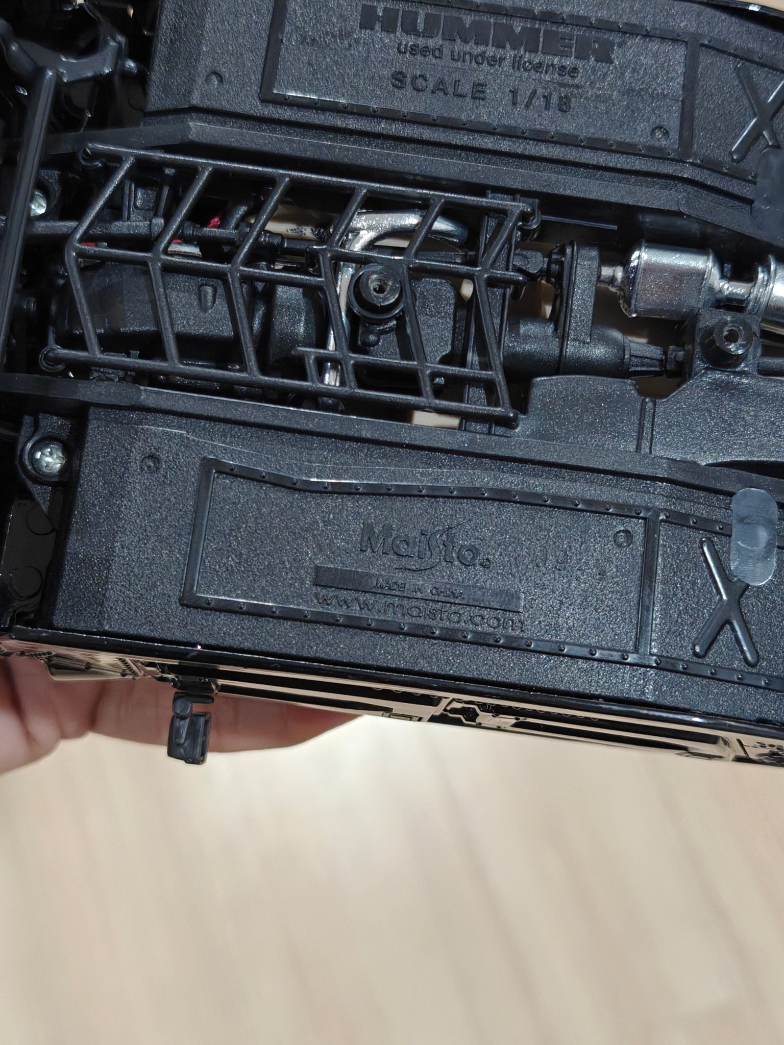 1:18 Maisto Hummer H1 (Pre - Owned) - Kinder Logs