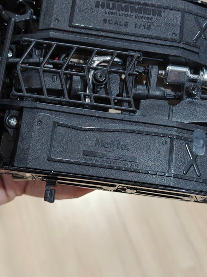 1:18 Maisto Hummer H1 (Pre - Owned) - Kinder Logs