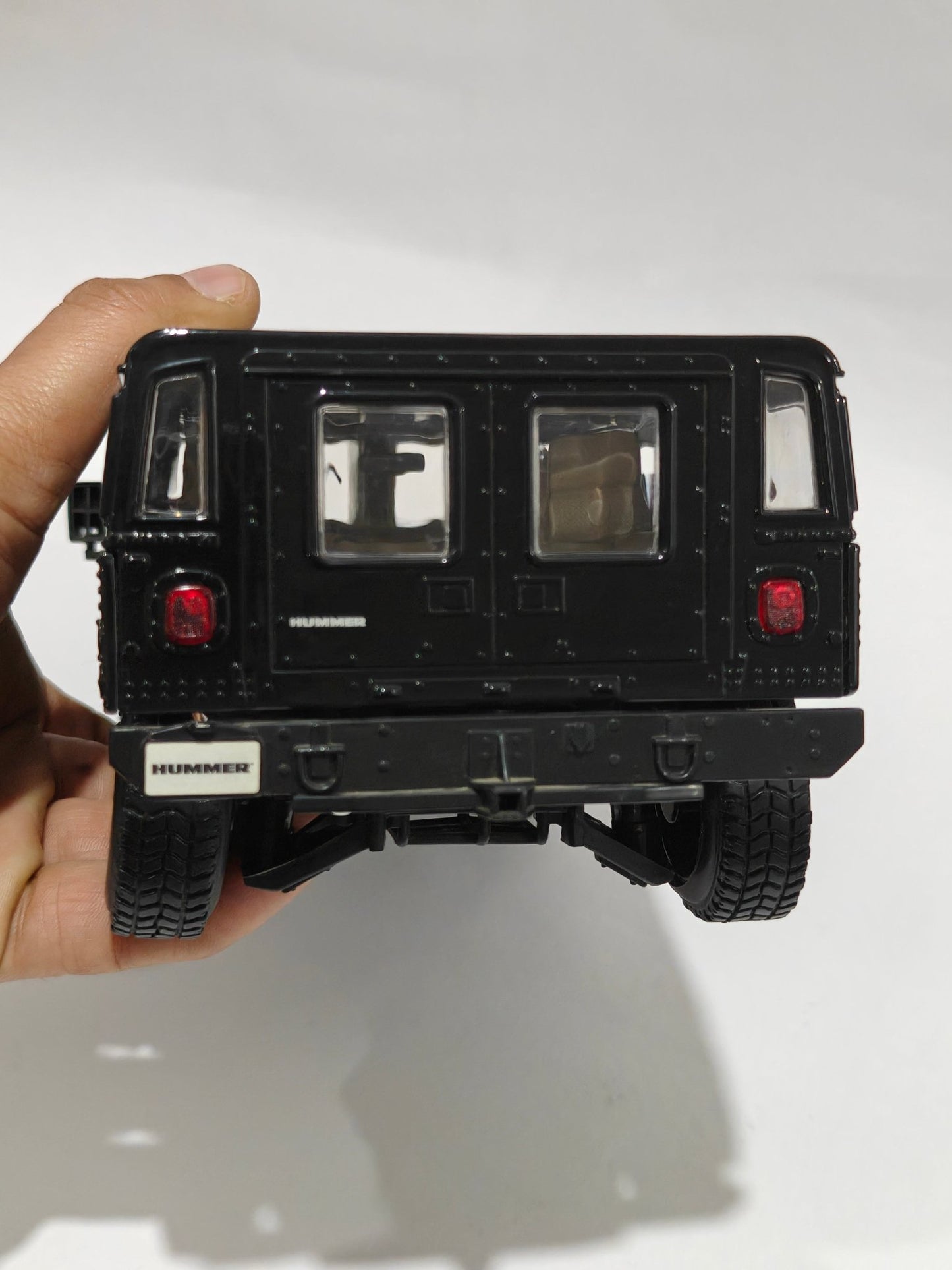 1:18 Maisto Hummer H1 (Pre - Owned) - Kinder Logs
