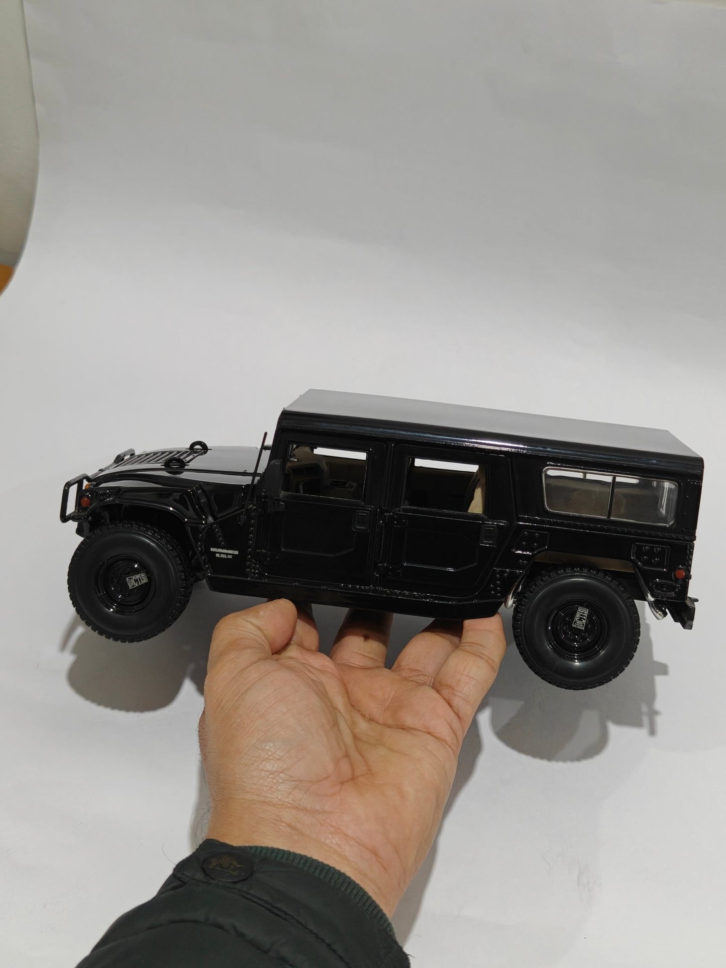1:18 Maisto Hummer H1 (Pre - Owned) - Kinder Logs