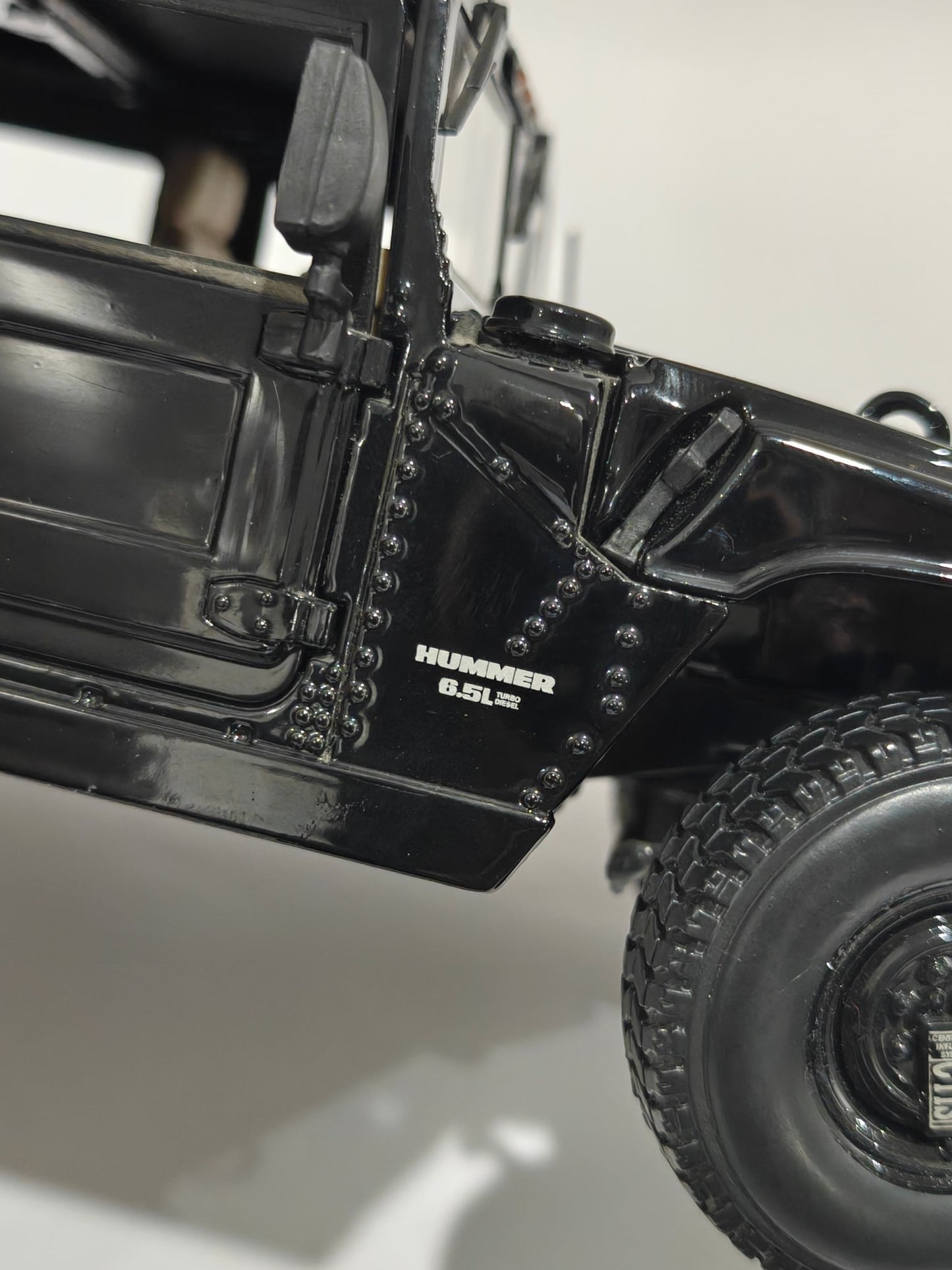 1:18 Maisto Hummer H1 (Pre - Owned) - Kinder Logs