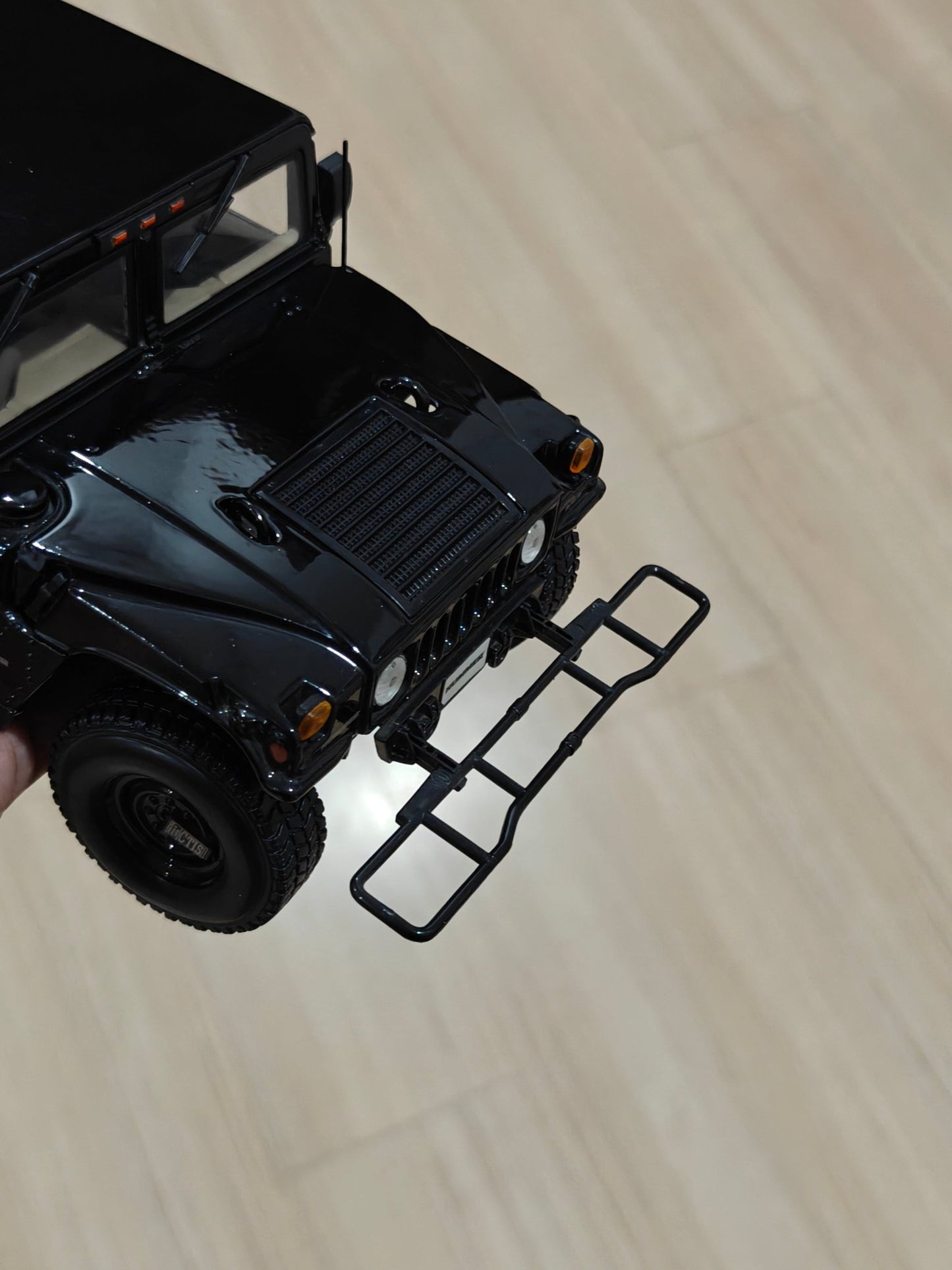 1:18 Maisto Hummer H1 (Pre - Owned) - Kinder Logs