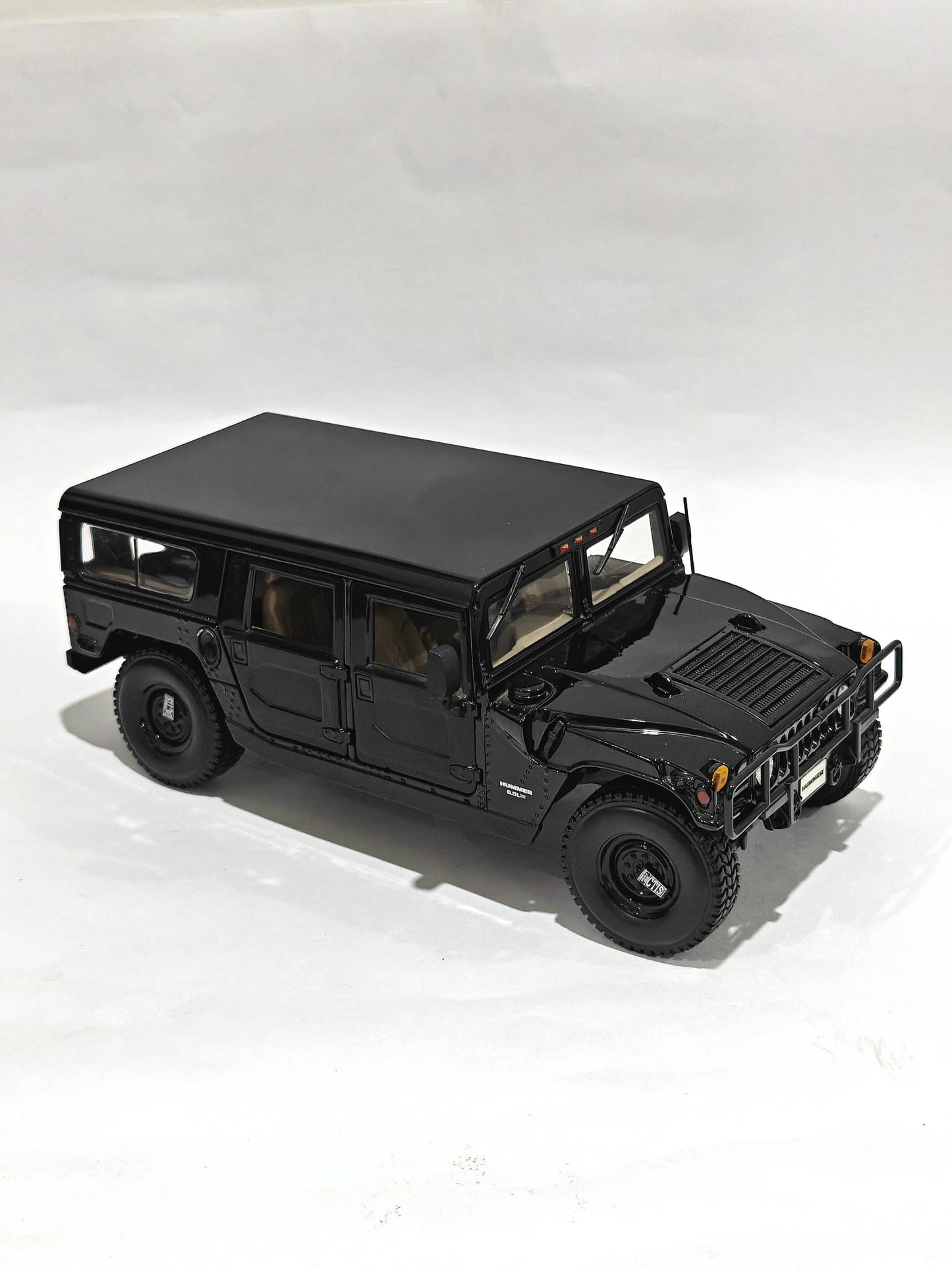 1:18 Maisto Hummer H1 (Pre - Owned) - Kinder Logs