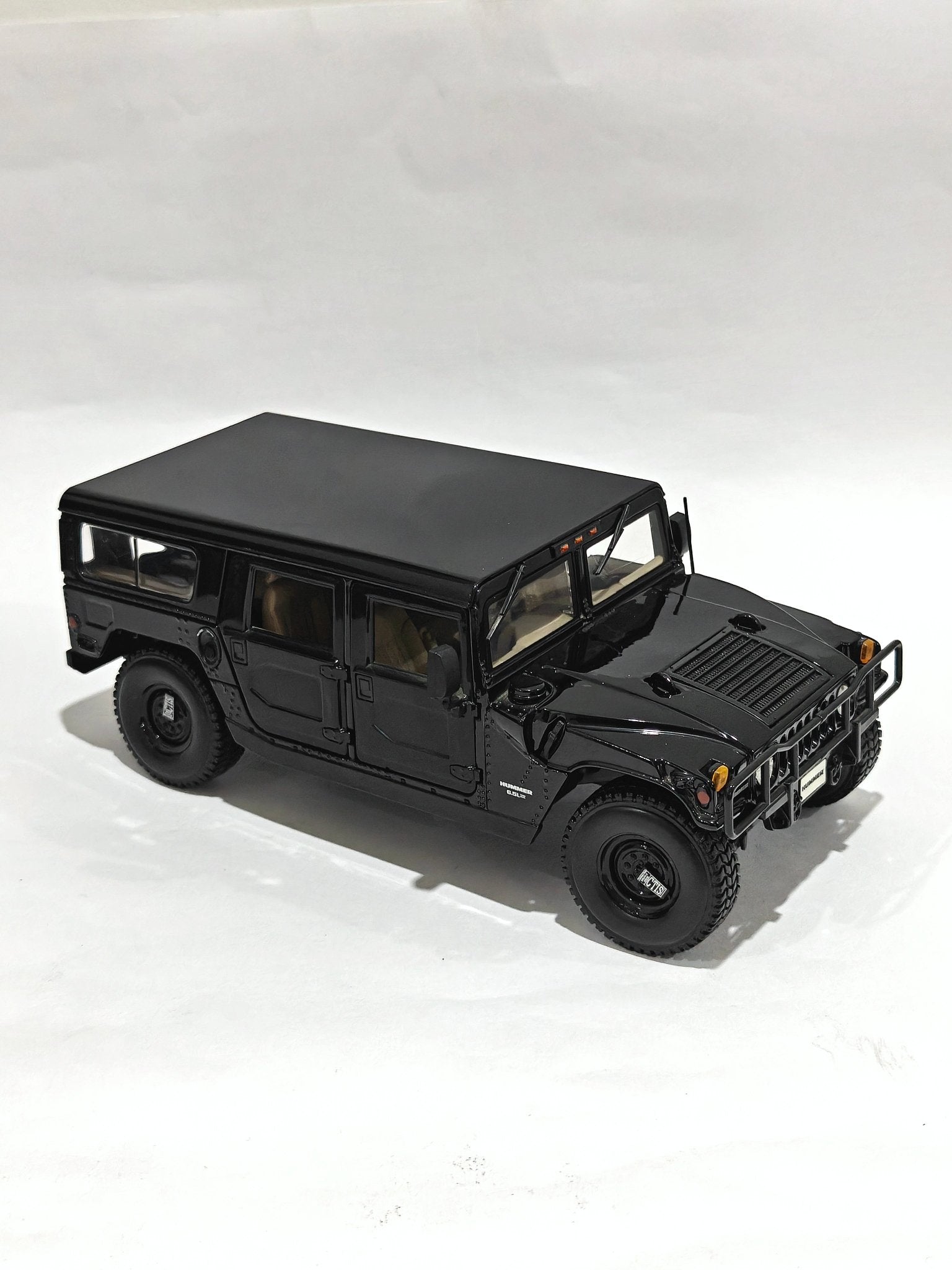 1:18 Maisto Hummer H1 (Pre - Owned) - Kinder Logs