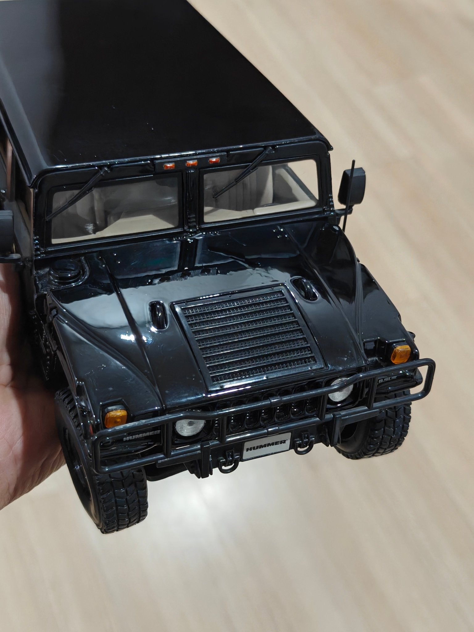 1:18 Maisto Hummer H1 (Pre - Owned) - Kinder Logs