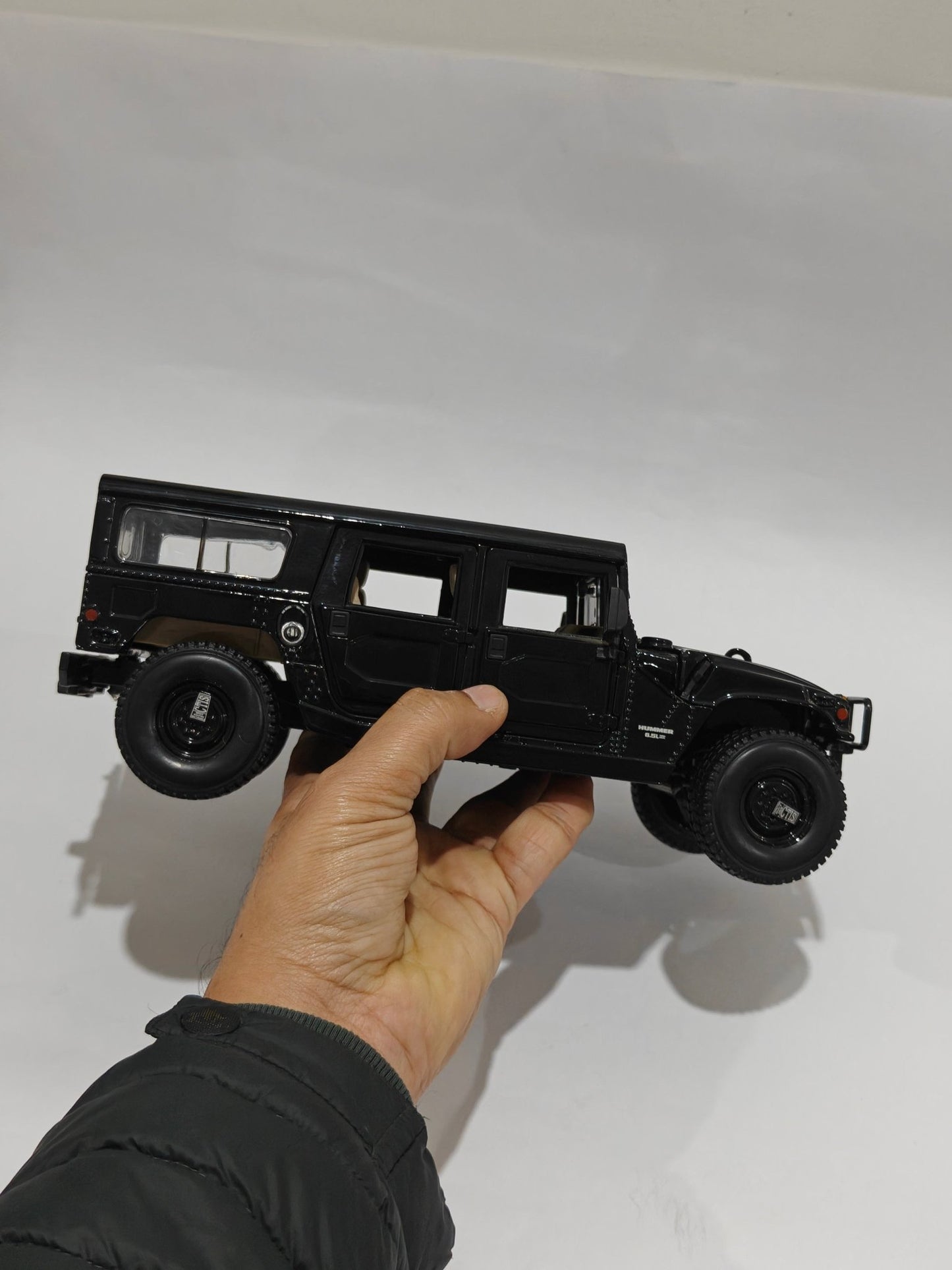 1:18 Maisto Hummer H1 (Pre - Owned) - Kinder Logs