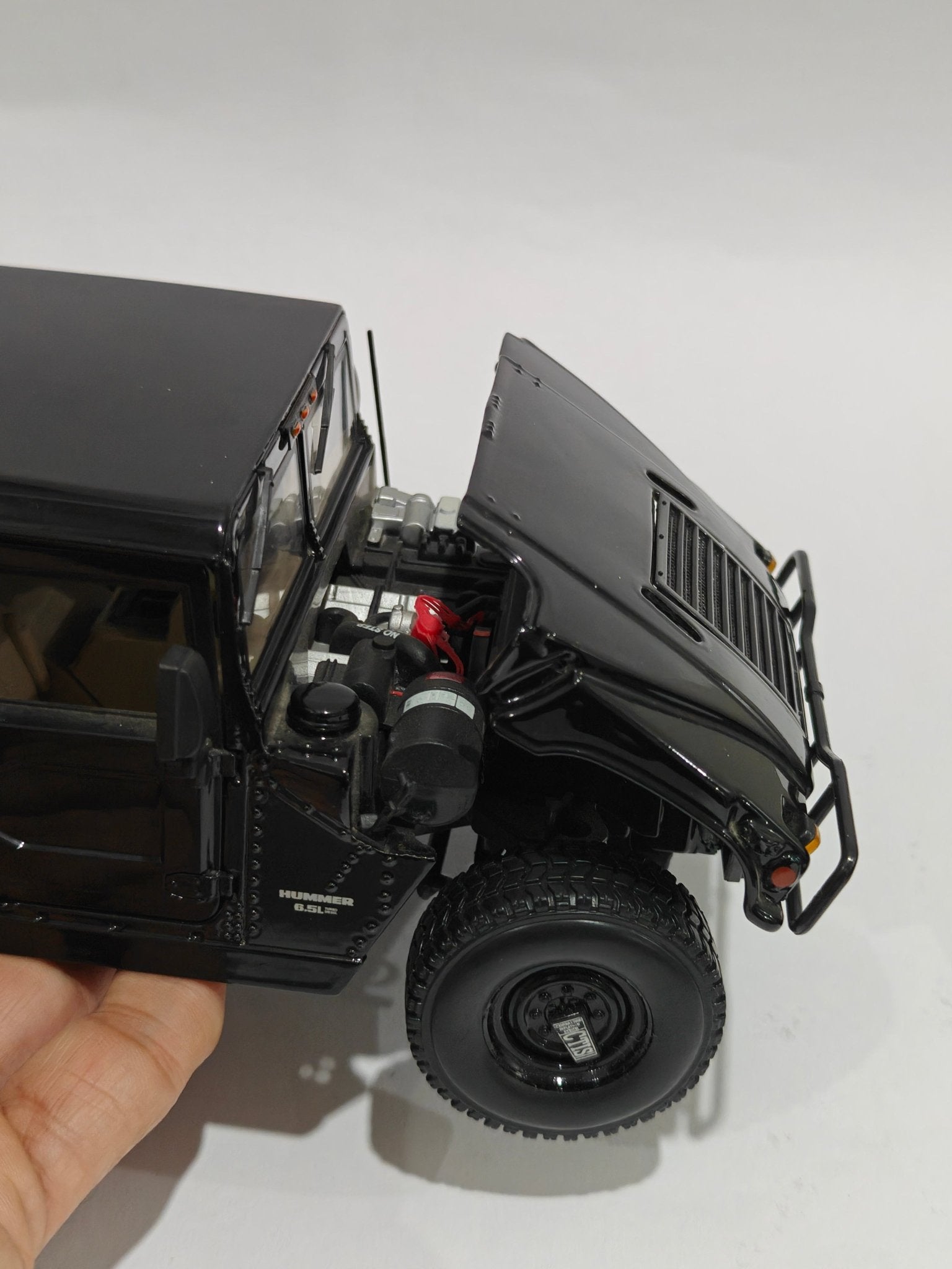 1:18 Maisto Hummer H1 (Pre - Owned) - Kinder Logs
