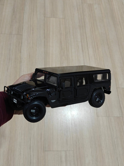1:18 Maisto Hummer H1 (Pre - Owned) - Kinder Logs