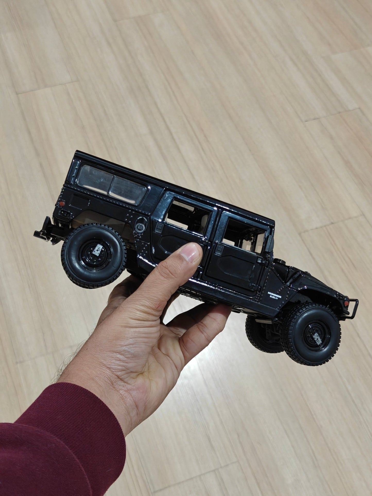 1:18 Maisto Hummer H1 (Pre - Owned) - Kinder Logs