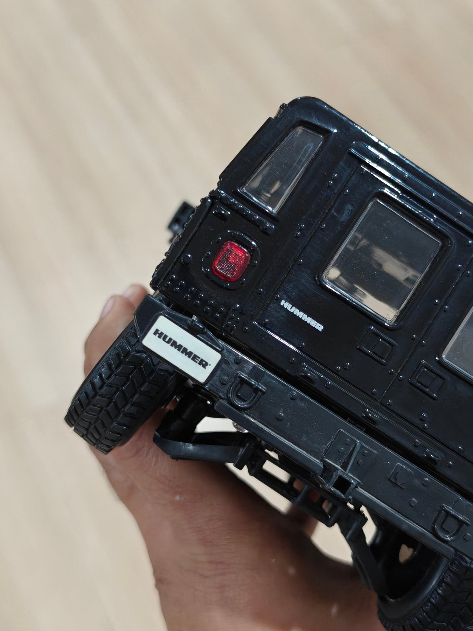 1:18 Maisto Hummer H1 (Pre - Owned) - Kinder Logs