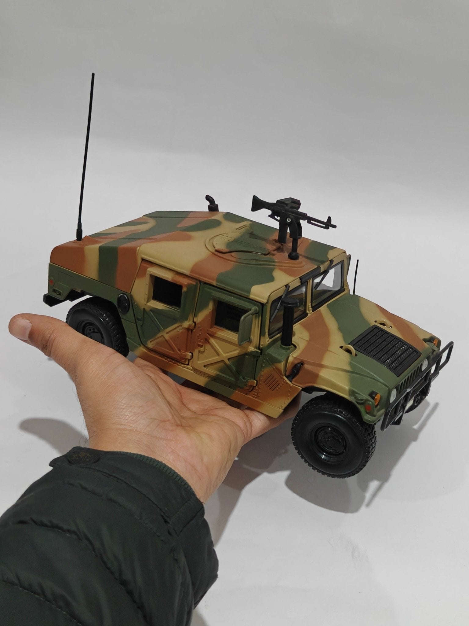 1:18 Maisto Humvee Army Edition (Pre - Owned) - Kinder Logs