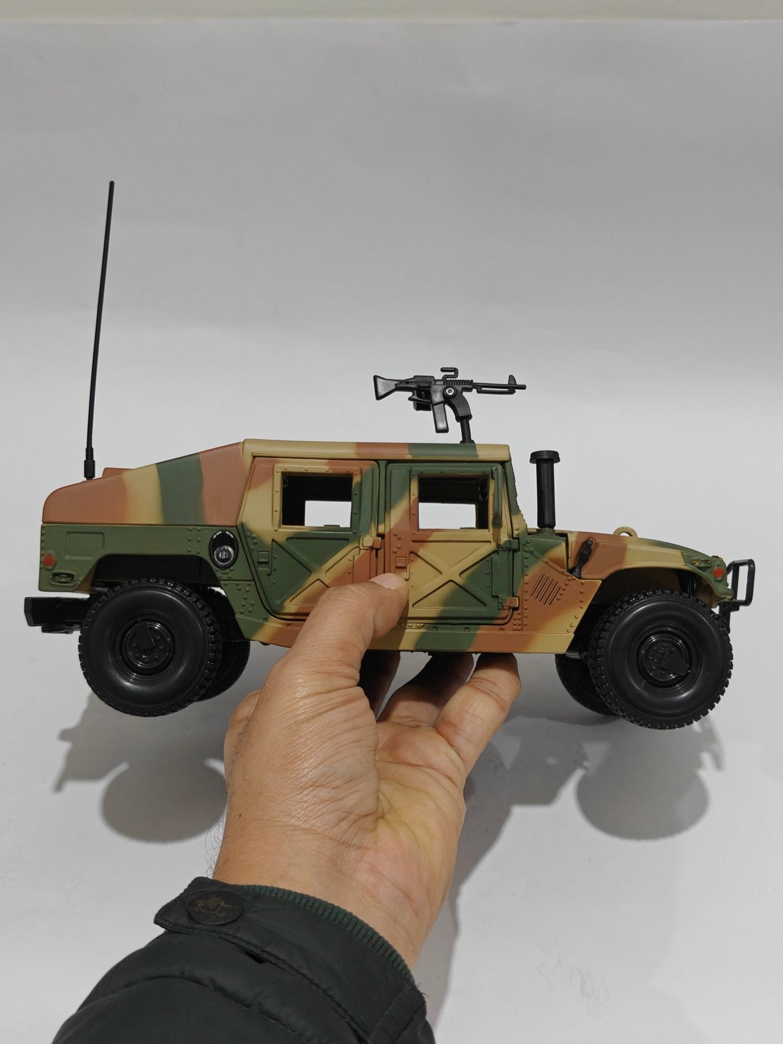 1:18 Maisto Humvee Army Edition (Pre - Owned) - Kinder Logs