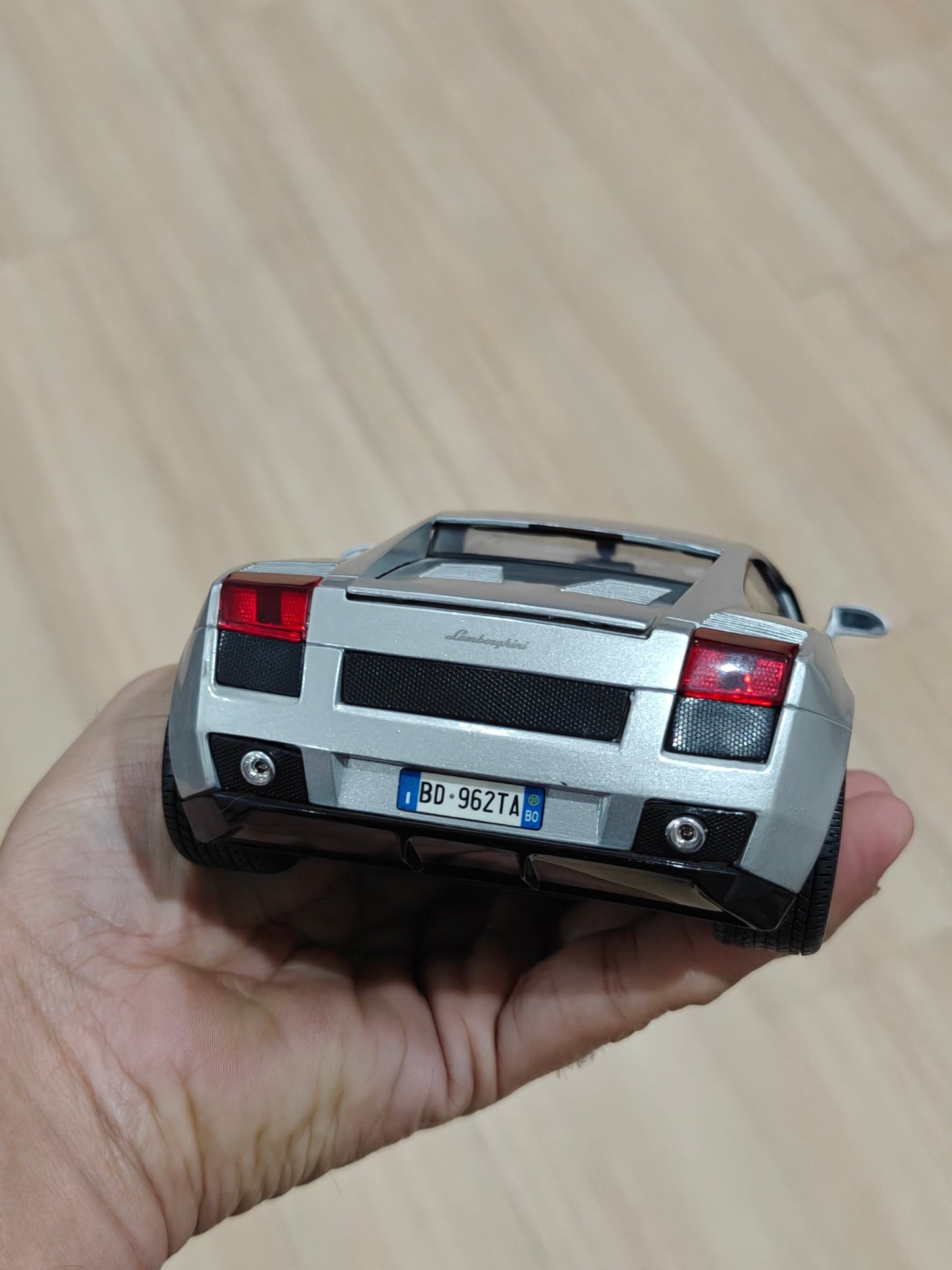 1:18 Maisto Lamborghini Gallardo - Silver Color (Pre - Owned) - Kinder Logs