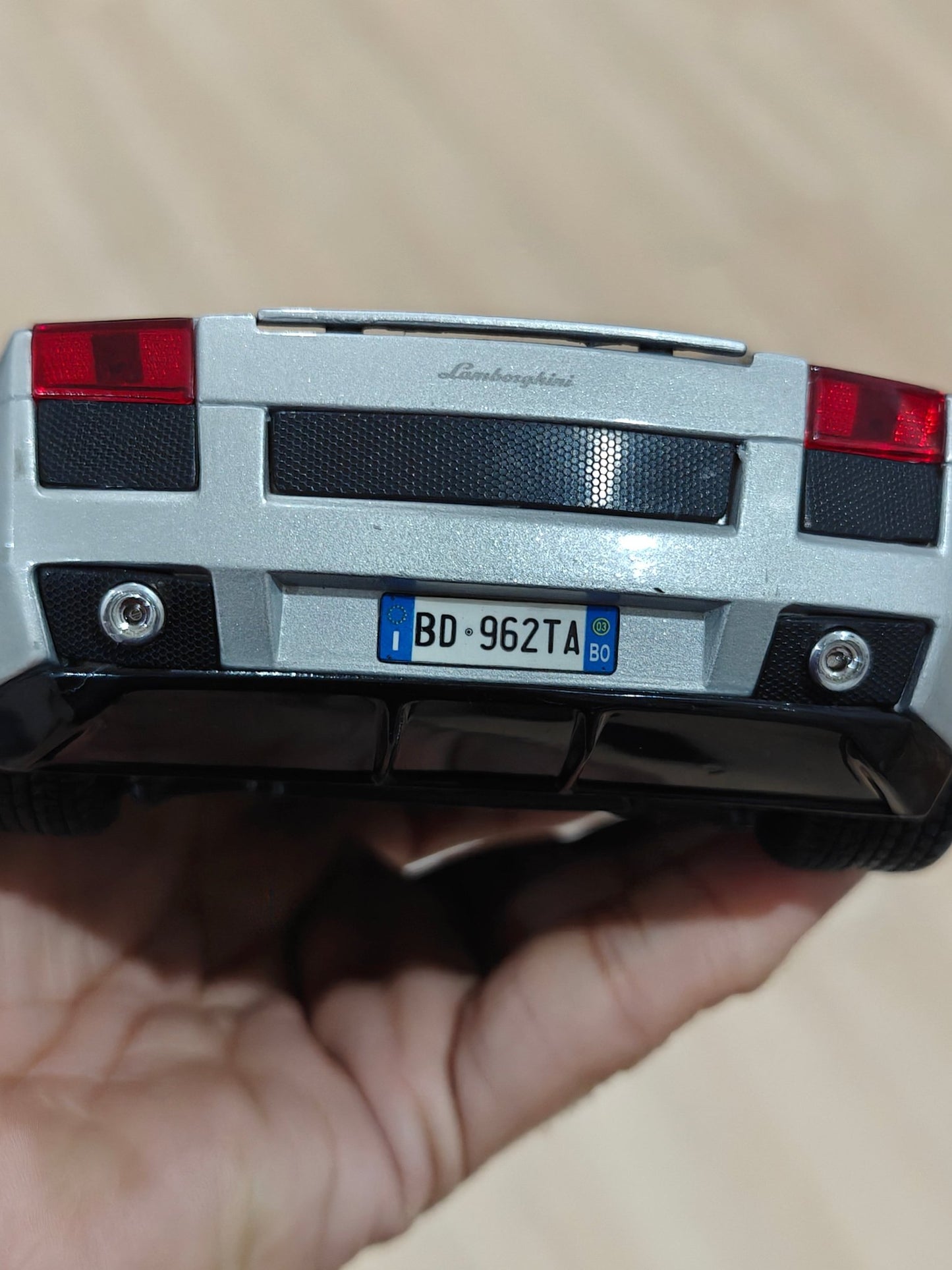 1:18 Maisto Lamborghini Gallardo - Silver Color (Pre - Owned) - Kinder Logs