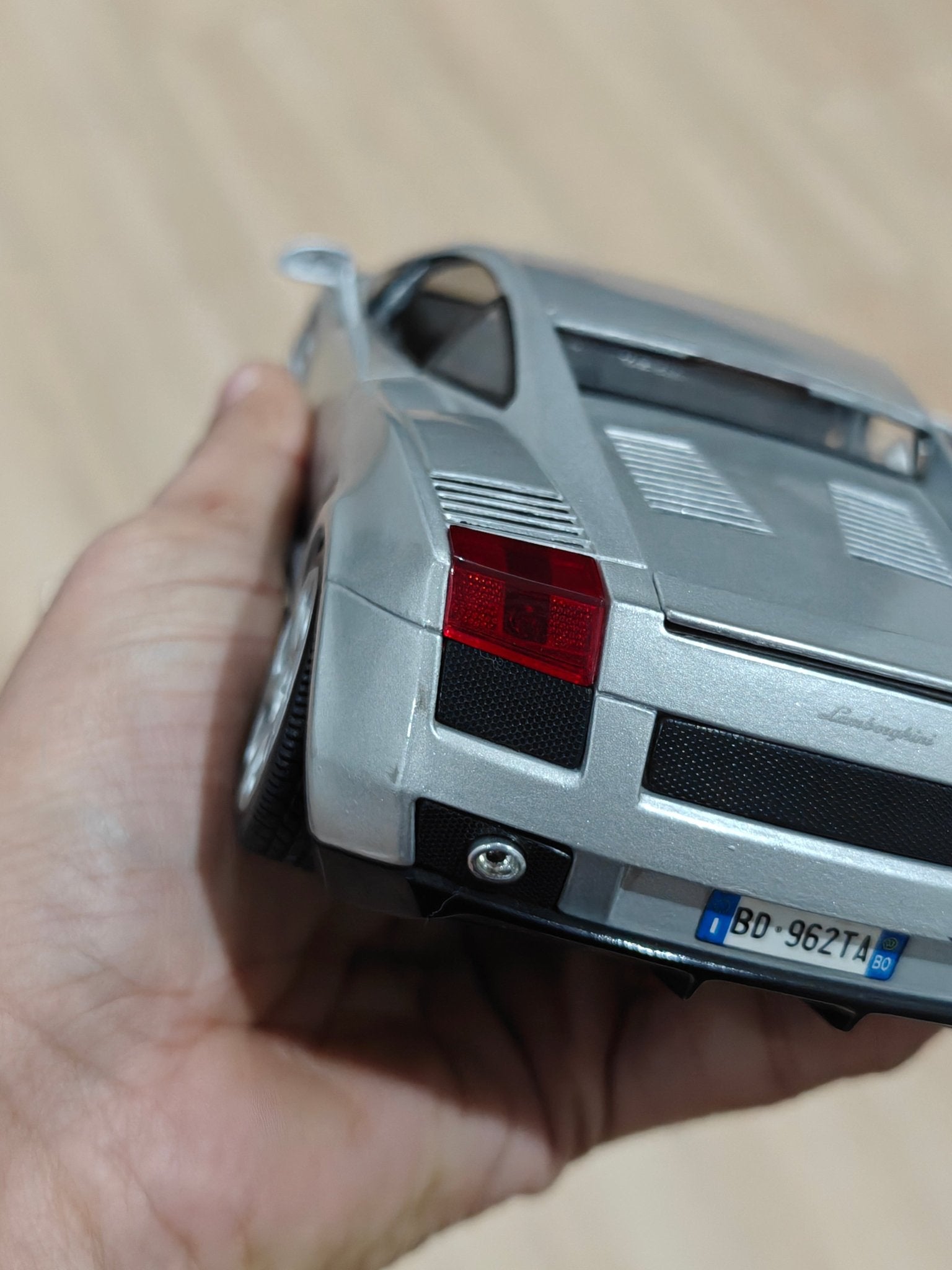 1:18 Maisto Lamborghini Gallardo - Silver Color (Pre - Owned) - Kinder Logs