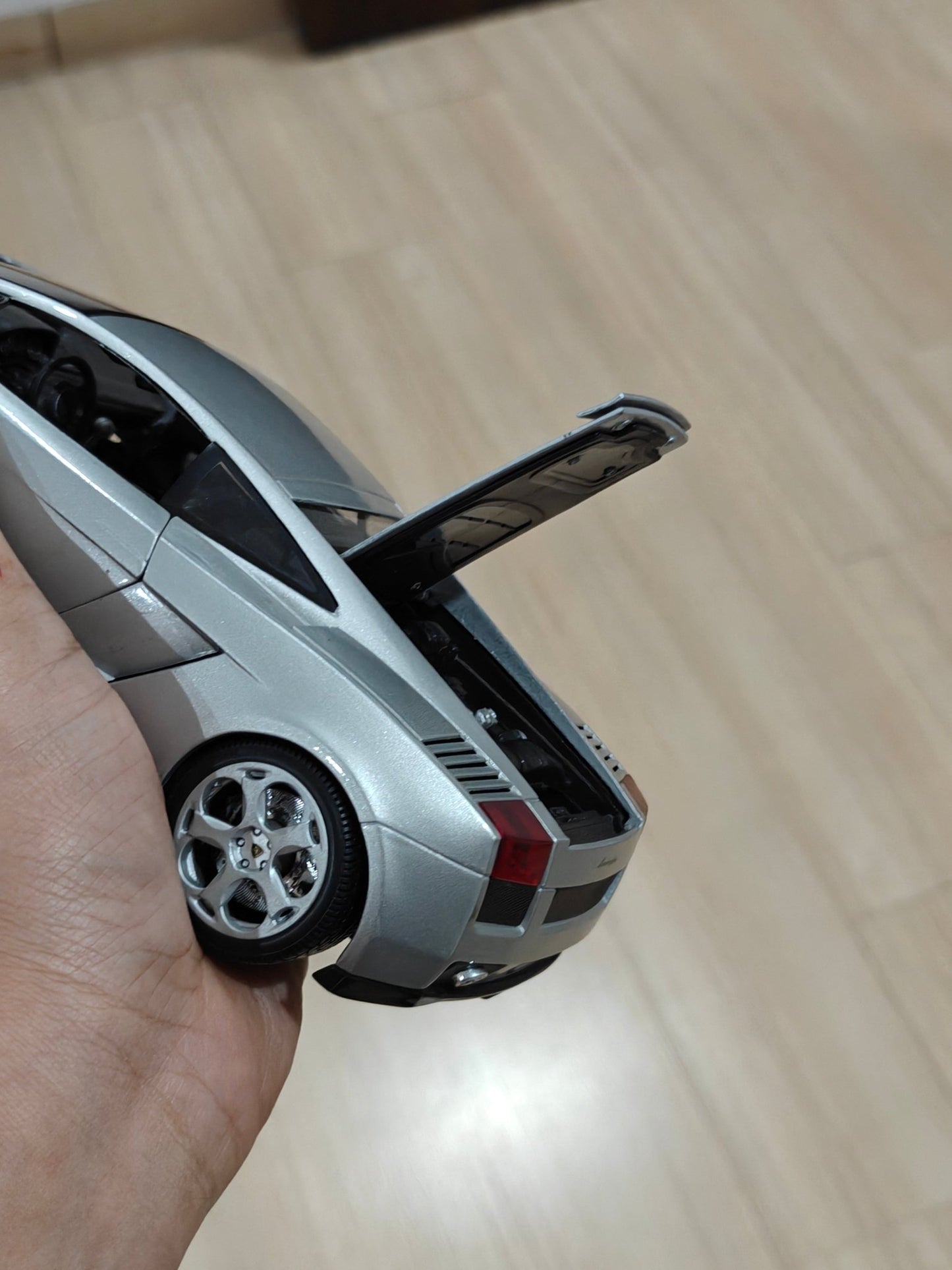 1:18 Maisto Lamborghini Gallardo - Silver Color (Pre - Owned) - Kinder Logs