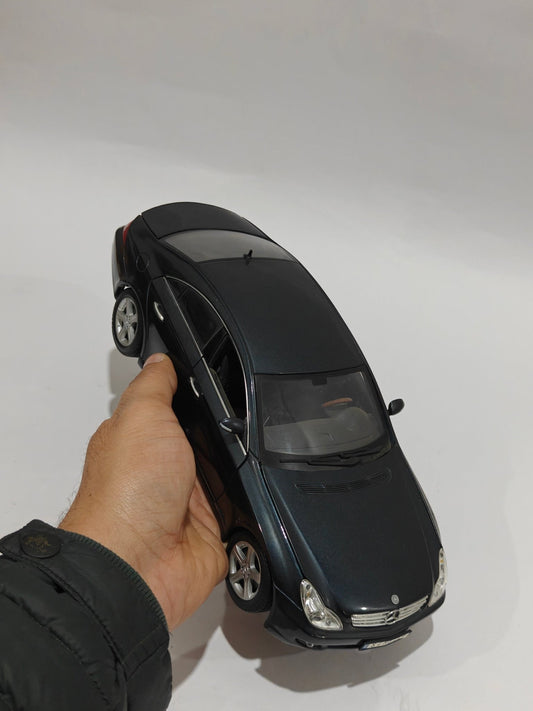 1:18 Maisto Mercedes - Benz CLS (Pre - Owned) - Kinder Logs