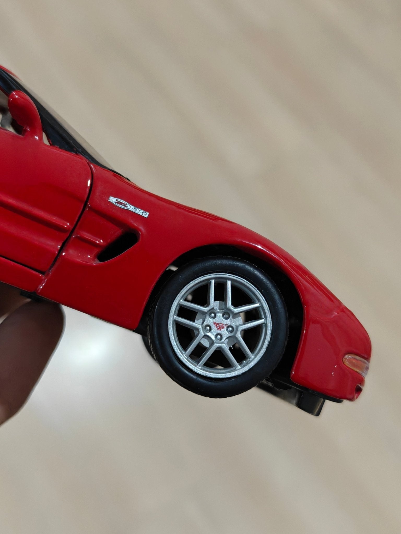 1:24 Maisto 2002 Chevrolet Corvette (Pre - Owned) - Kinder Logs