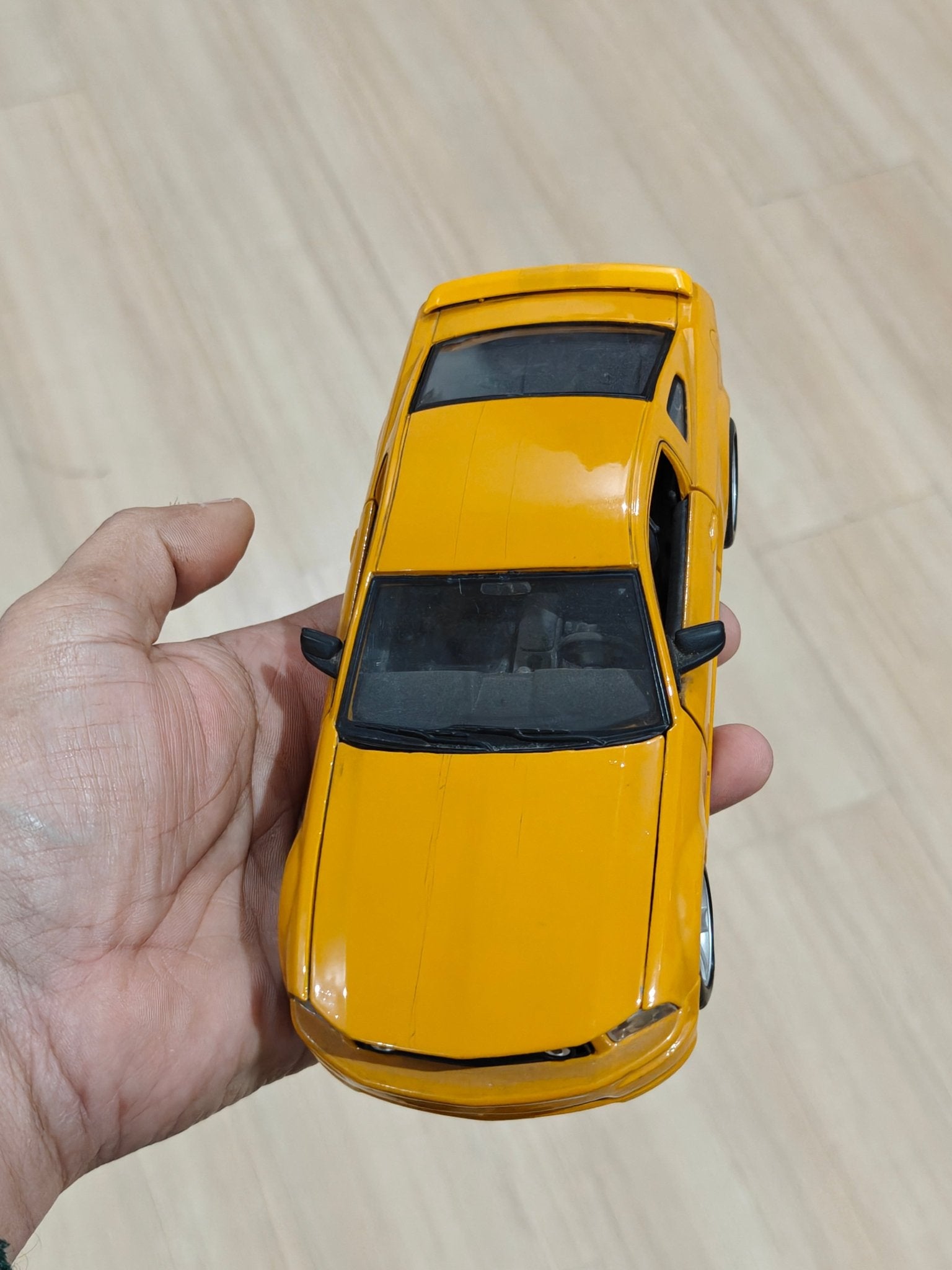 1:24 Maisto 2006 Ford Mustang GT (Pre - Owned) - Kinder Logs