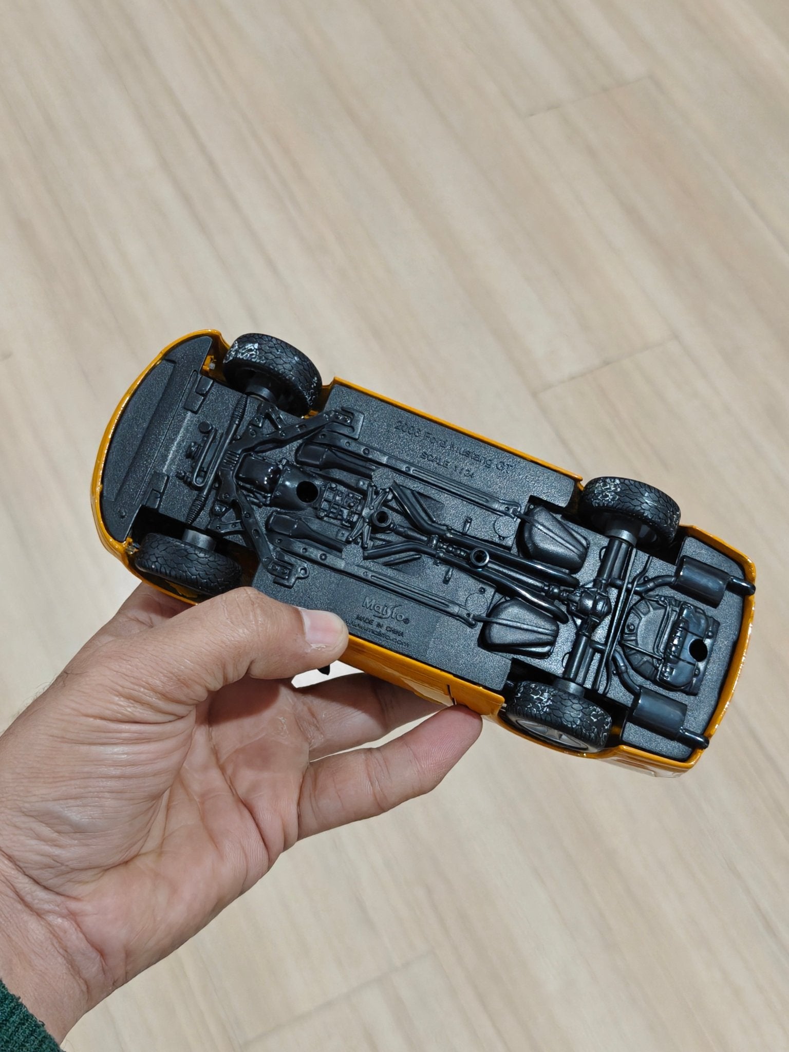 1:24 Maisto 2006 Ford Mustang GT (Pre - Owned) - Kinder Logs