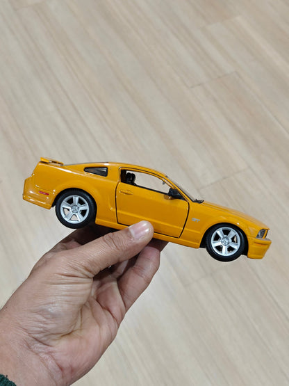 1:24 Maisto 2006 Ford Mustang GT (Pre - Owned) - Kinder Logs