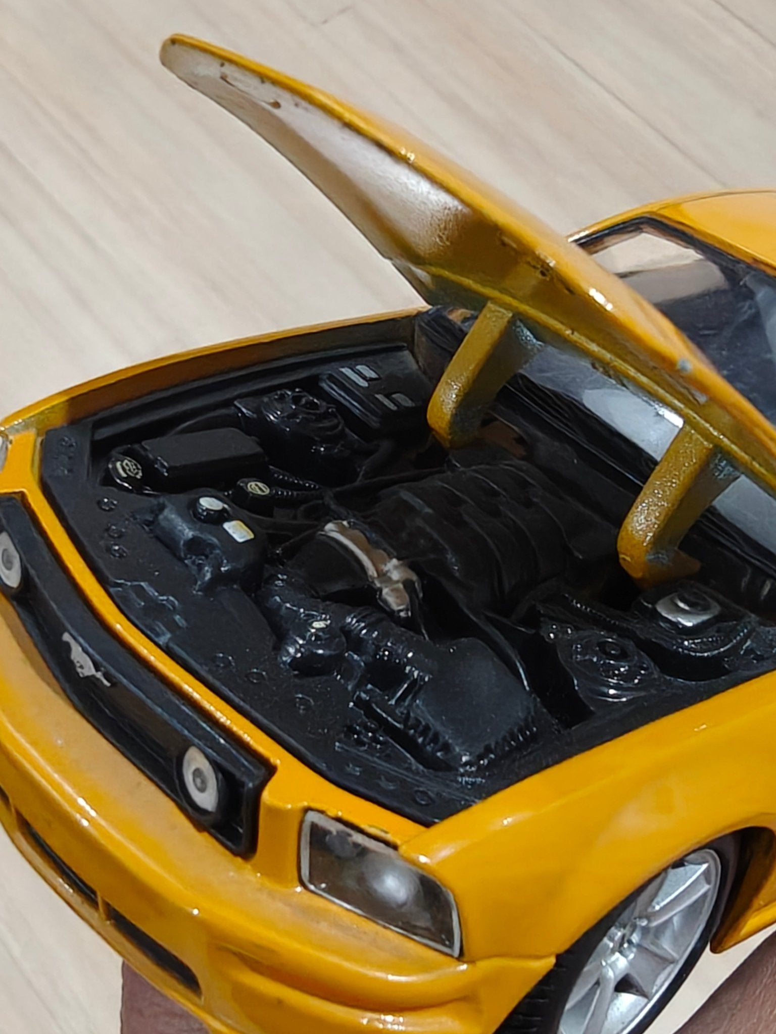 1:24 Maisto 2006 Ford Mustang GT (Pre - Owned) - Kinder Logs