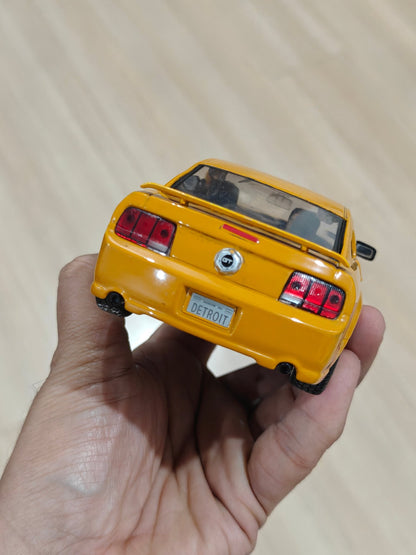 1:24 Maisto 2006 Ford Mustang GT (Pre - Owned) - Kinder Logs