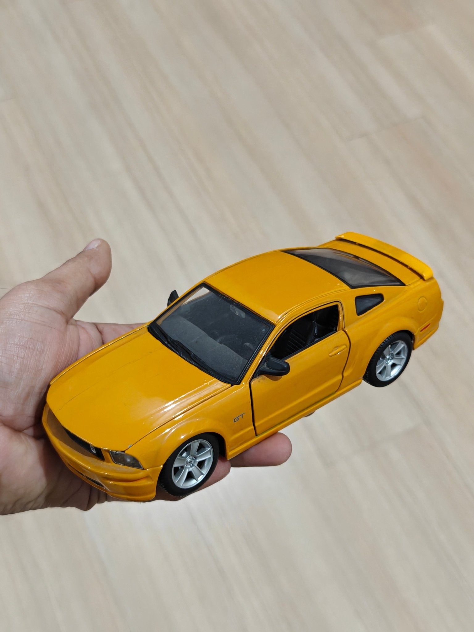 1:24 Maisto 2006 Ford Mustang GT (Pre - Owned) - Kinder Logs