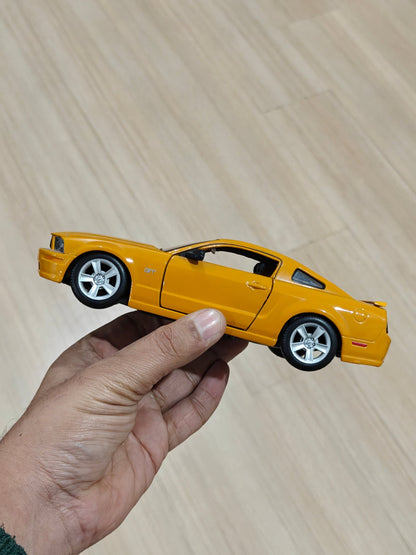 1:24 Maisto 2006 Ford Mustang GT (Pre - Owned) - Kinder Logs