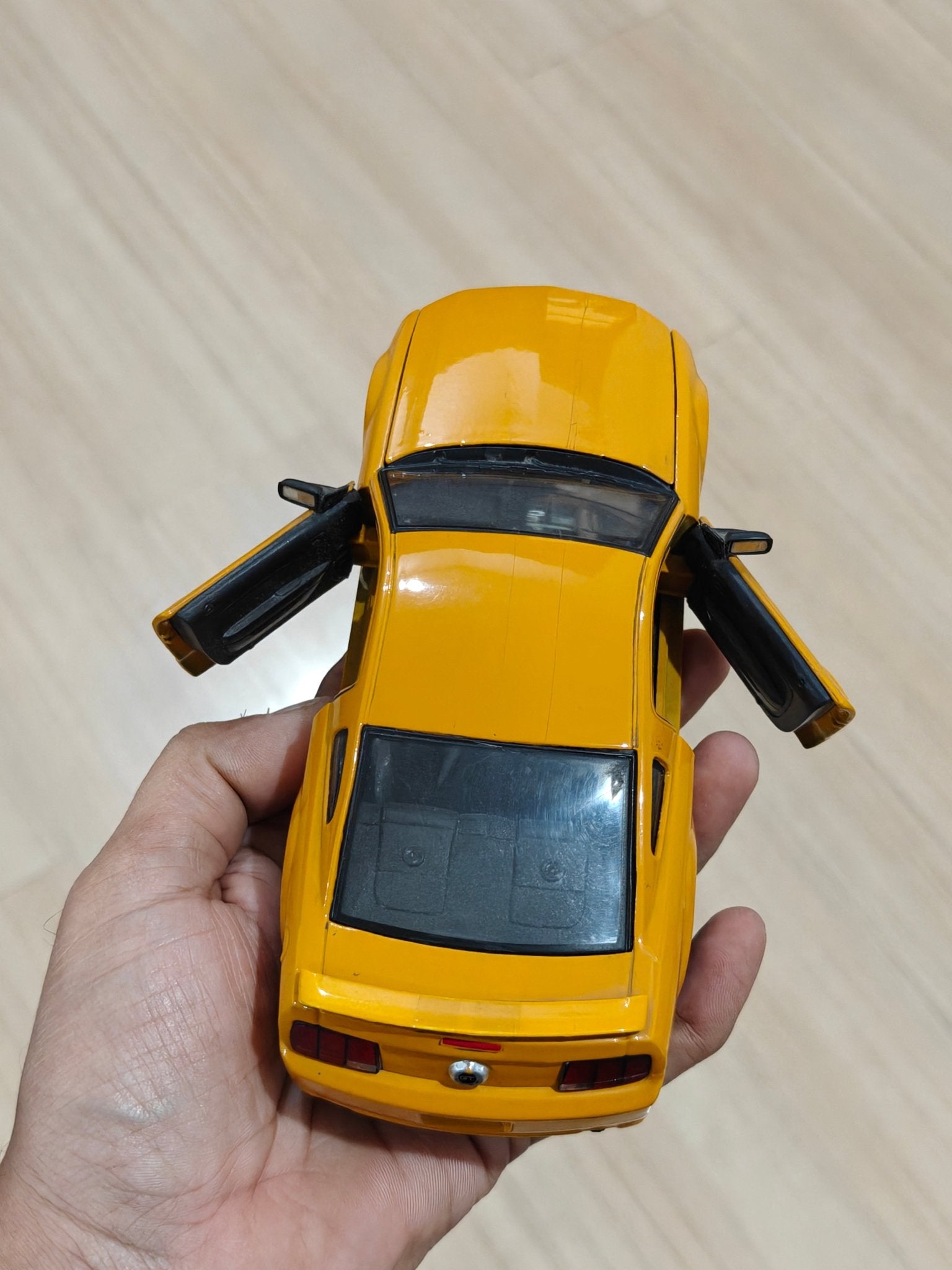 1:24 Maisto 2006 Ford Mustang GT (Pre - Owned) - Kinder Logs