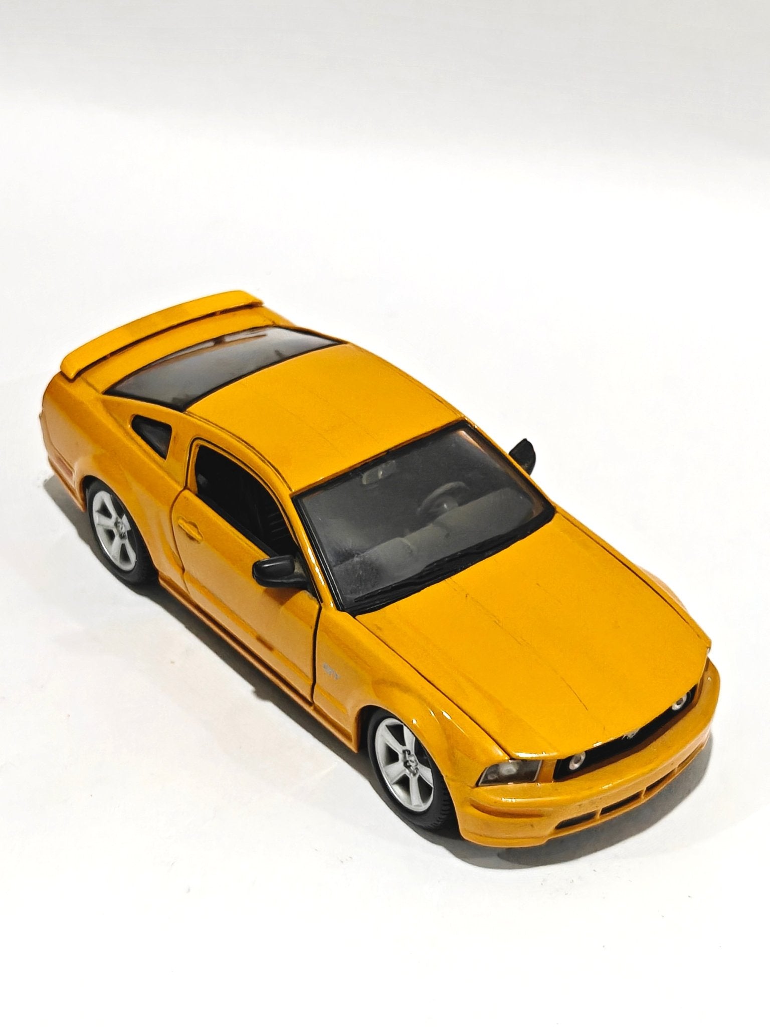 1:24 Maisto 2006 Ford Mustang GT (Pre - Owned) - Kinder Logs