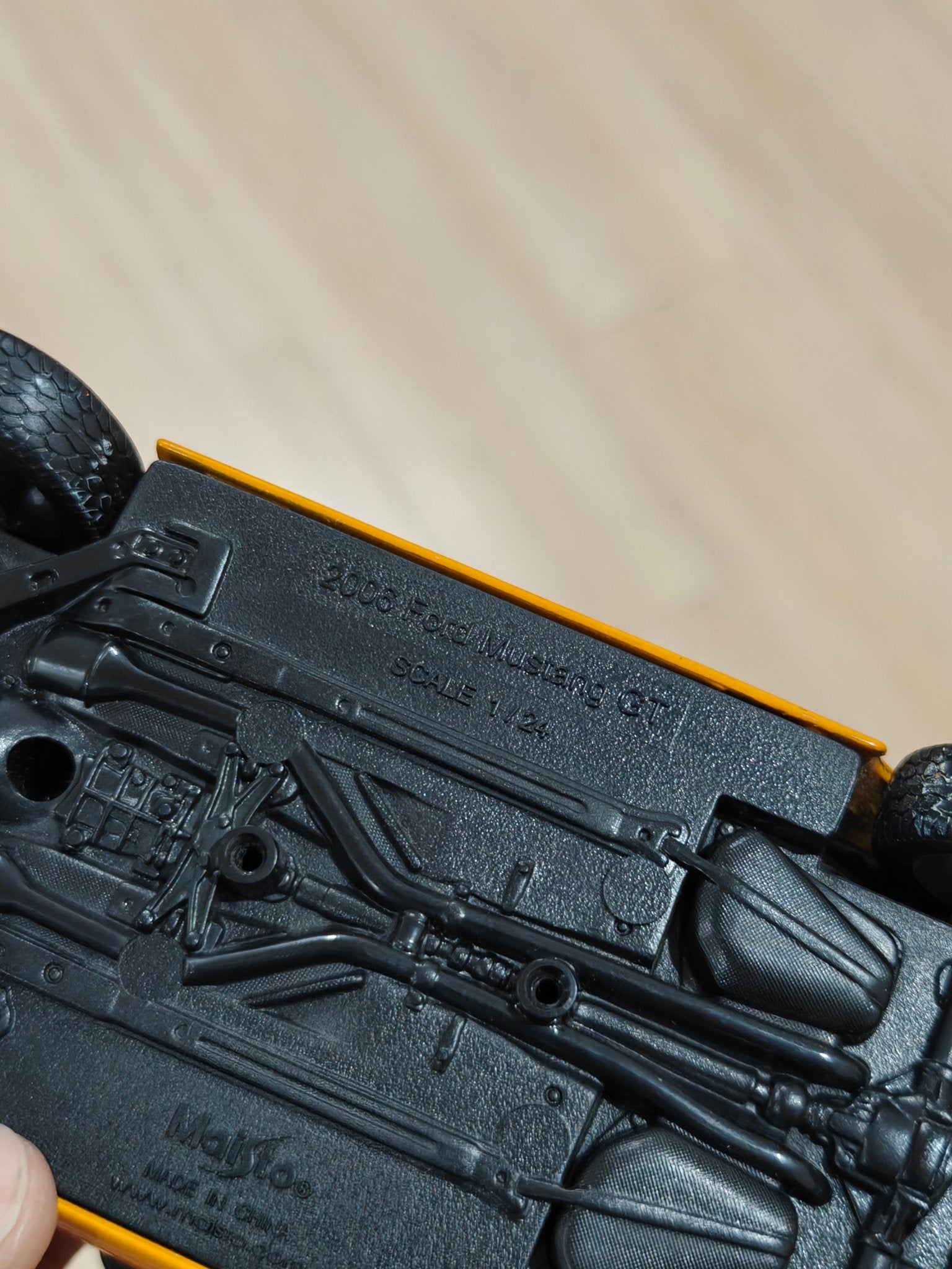 1:24 Maisto 2006 Ford Mustang GT (Pre - Owned) - Kinder Logs