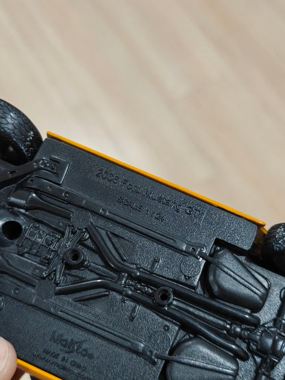 1:24 Maisto 2006 Ford Mustang GT (Pre - Owned) - Kinder Logs