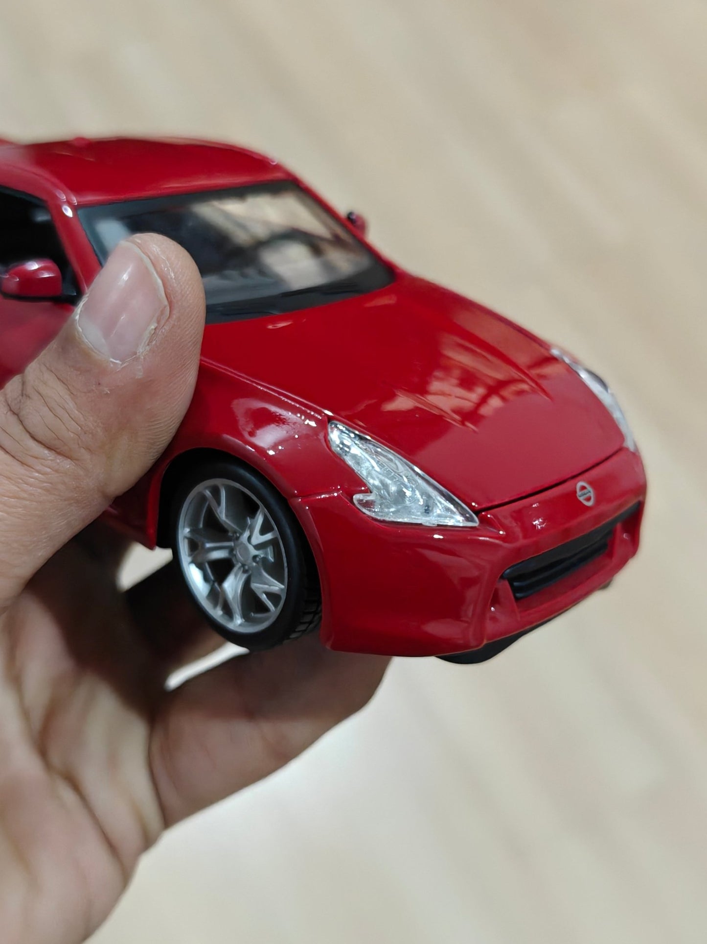 1:24 Maisto 2009 Nissan Z (Pre - Owned) - Kinder Logs