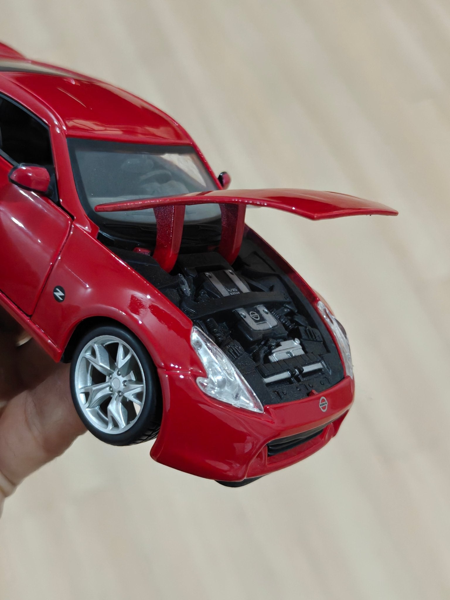 1:24 Maisto 2009 Nissan Z (Pre - Owned) - Kinder Logs