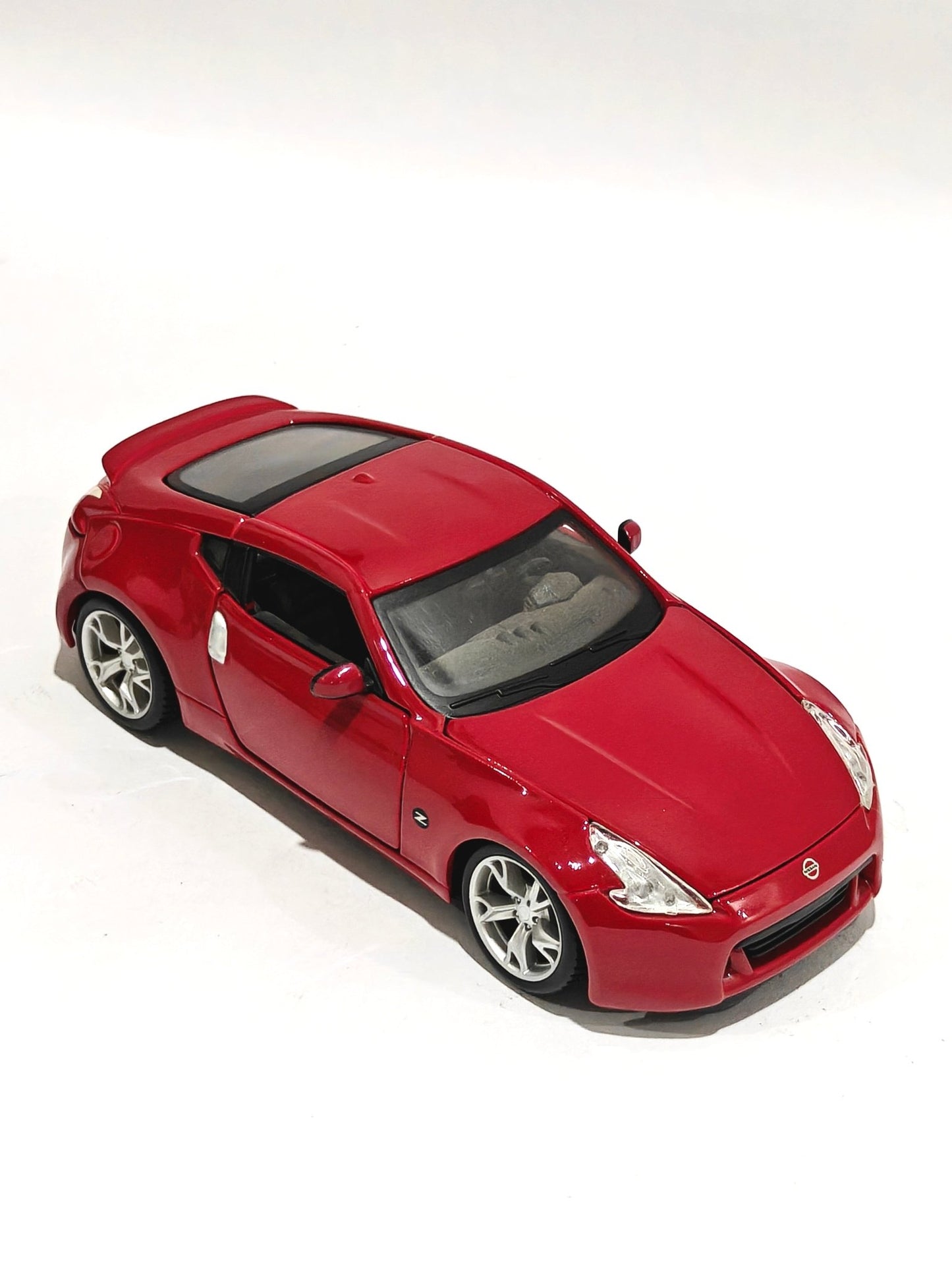 1:24 Maisto 2009 Nissan Z (Pre - Owned) - Kinder Logs