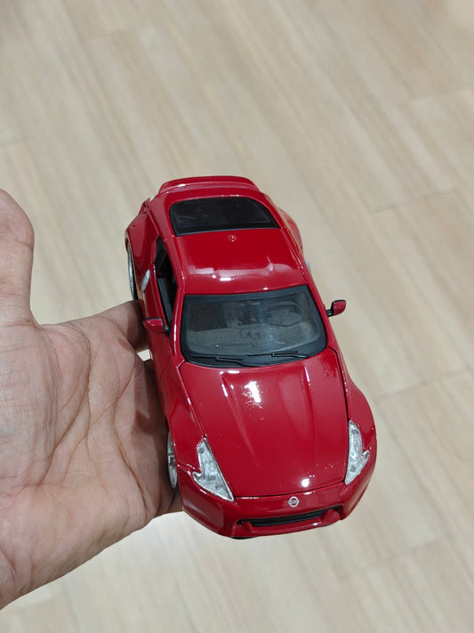 1:24 Maisto 2009 Nissan Z (Pre - Owned) - Kinder Logs