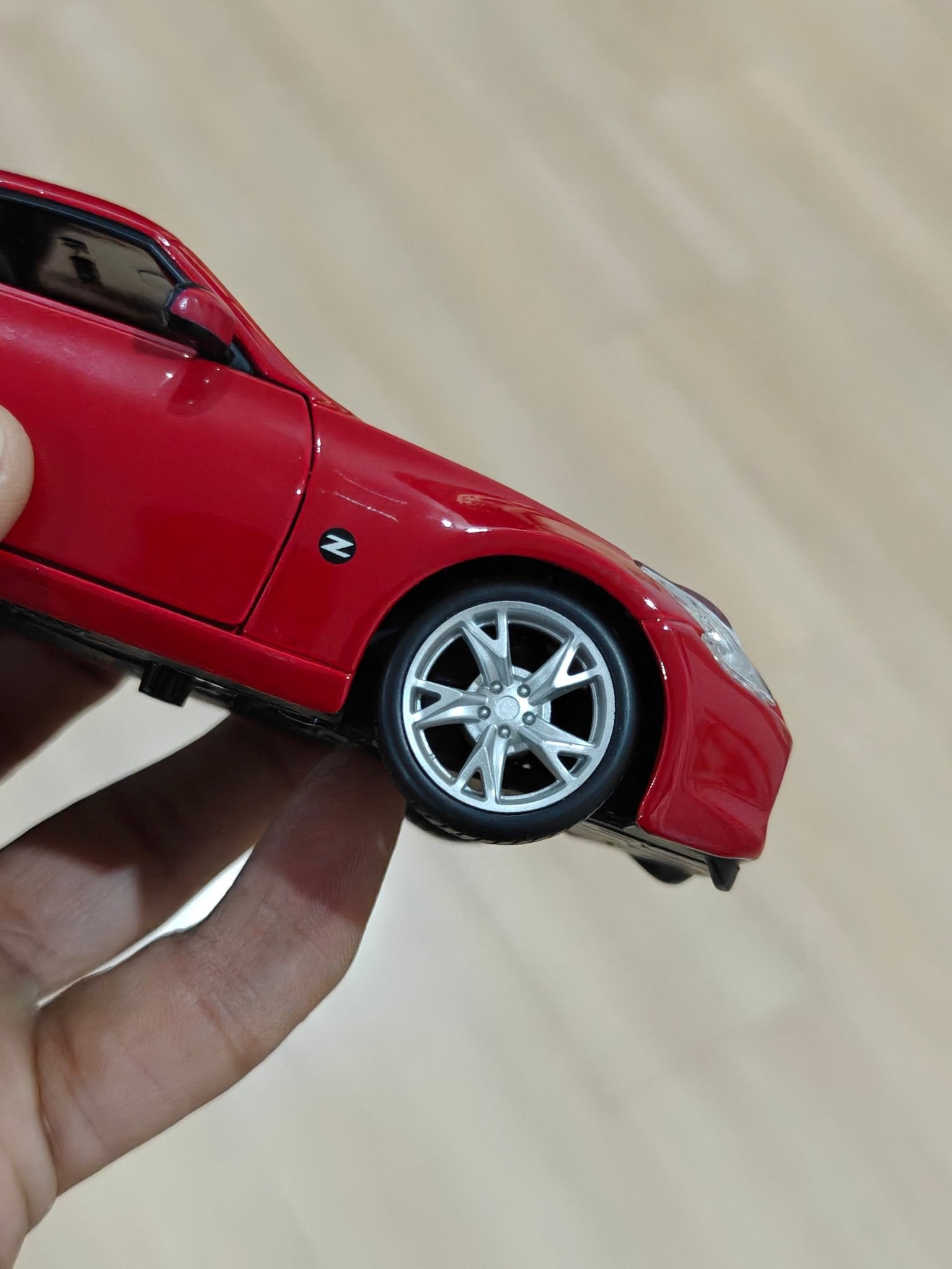1:24 Maisto 2009 Nissan Z (Pre - Owned) - Kinder Logs