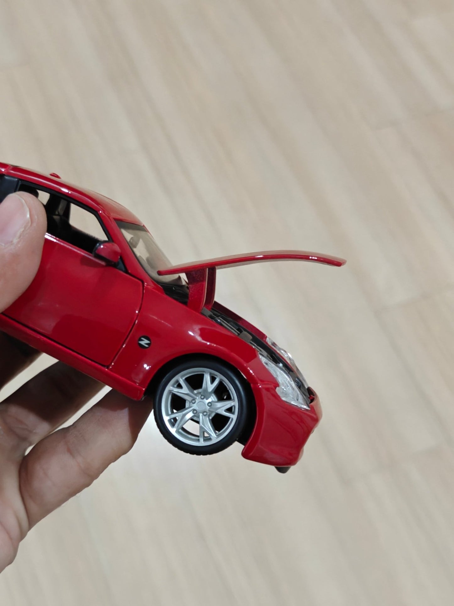 1:24 Maisto 2009 Nissan Z (Pre - Owned) - Kinder Logs