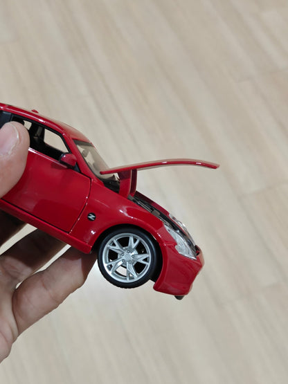1:24 Maisto 2009 Nissan Z (Pre - Owned) - Kinder Logs
