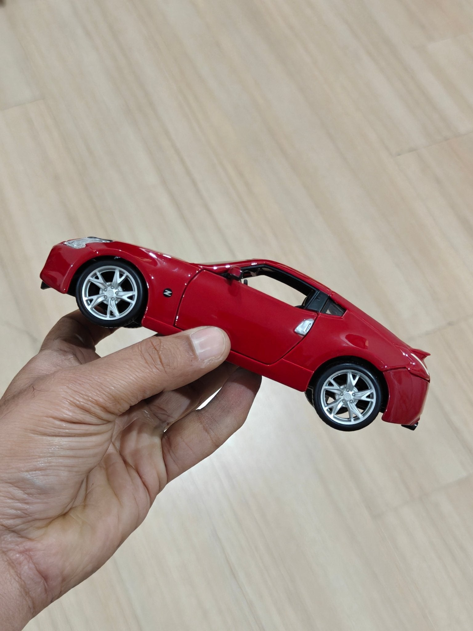 1:24 Maisto 2009 Nissan Z (Pre - Owned) - Kinder Logs