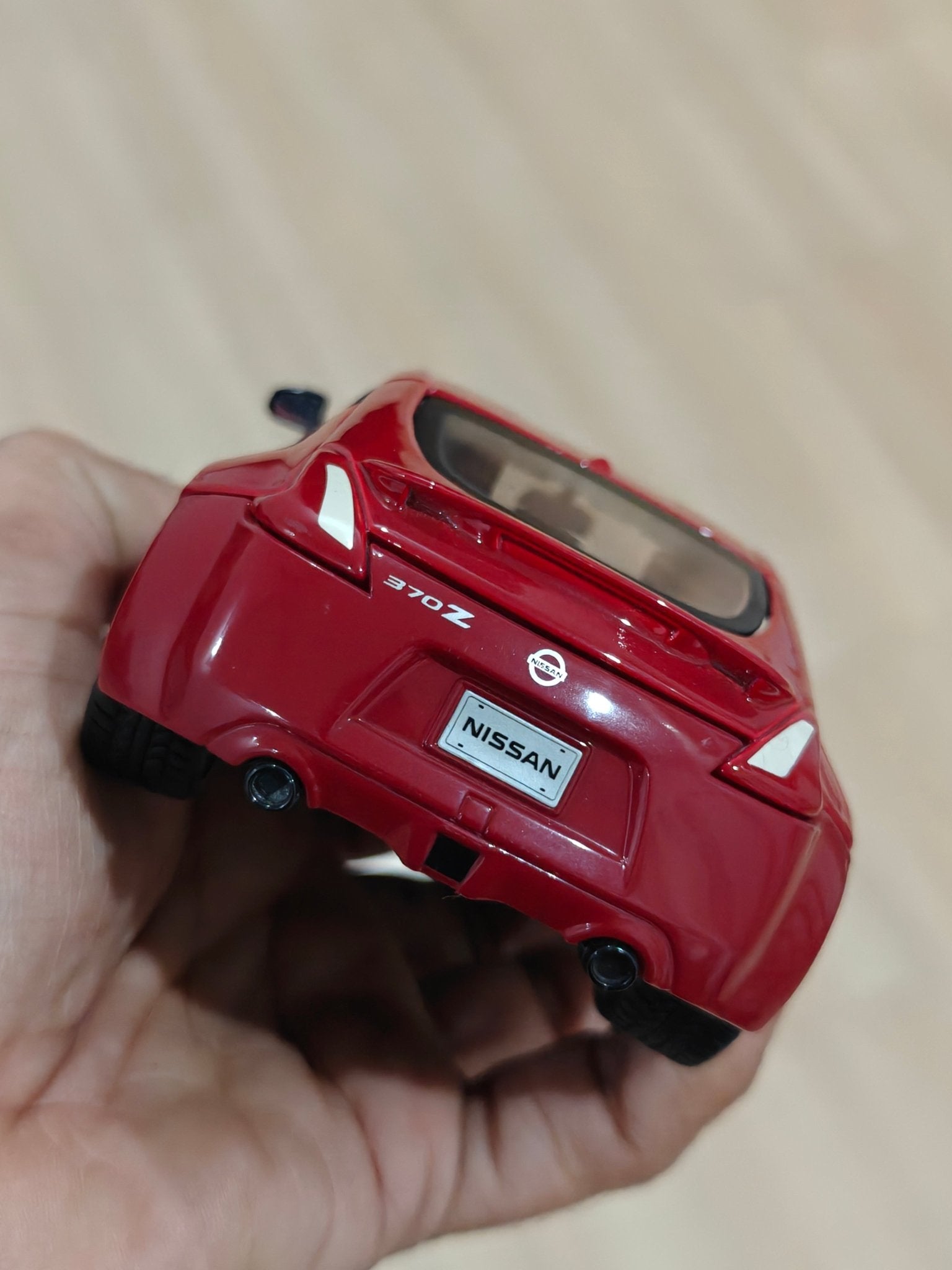 1:24 Maisto 2009 Nissan Z (Pre - Owned) - Kinder Logs
