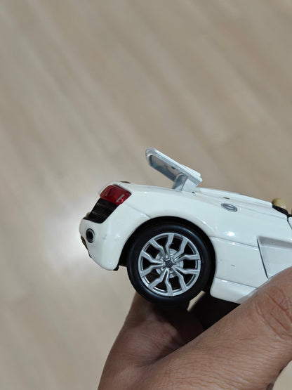 1:24 Maisto Audi R8 Spyder (Pre - Owned) - Kinder Logs