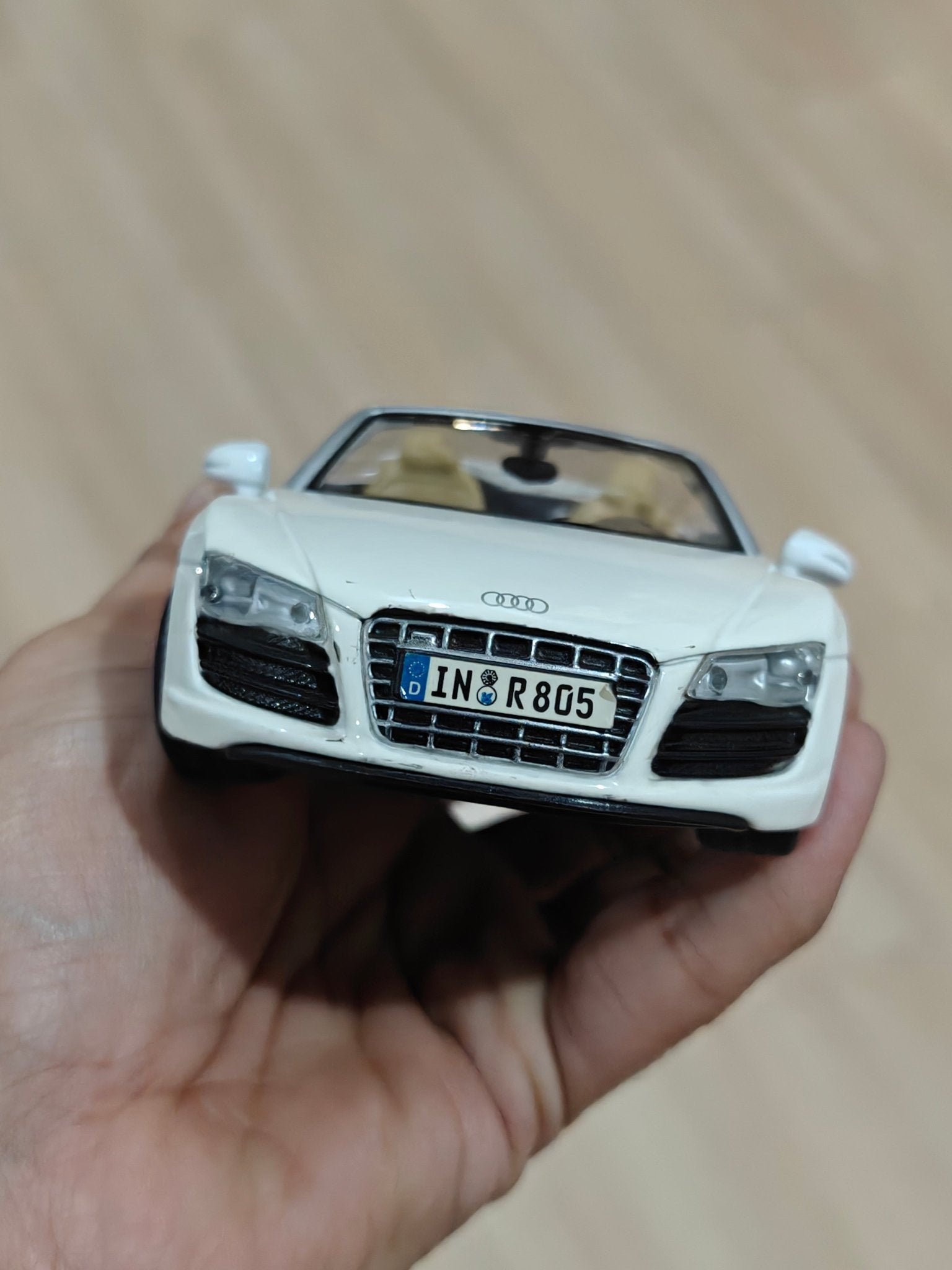 1:24 Maisto Audi R8 Spyder (Pre - Owned) - Kinder Logs