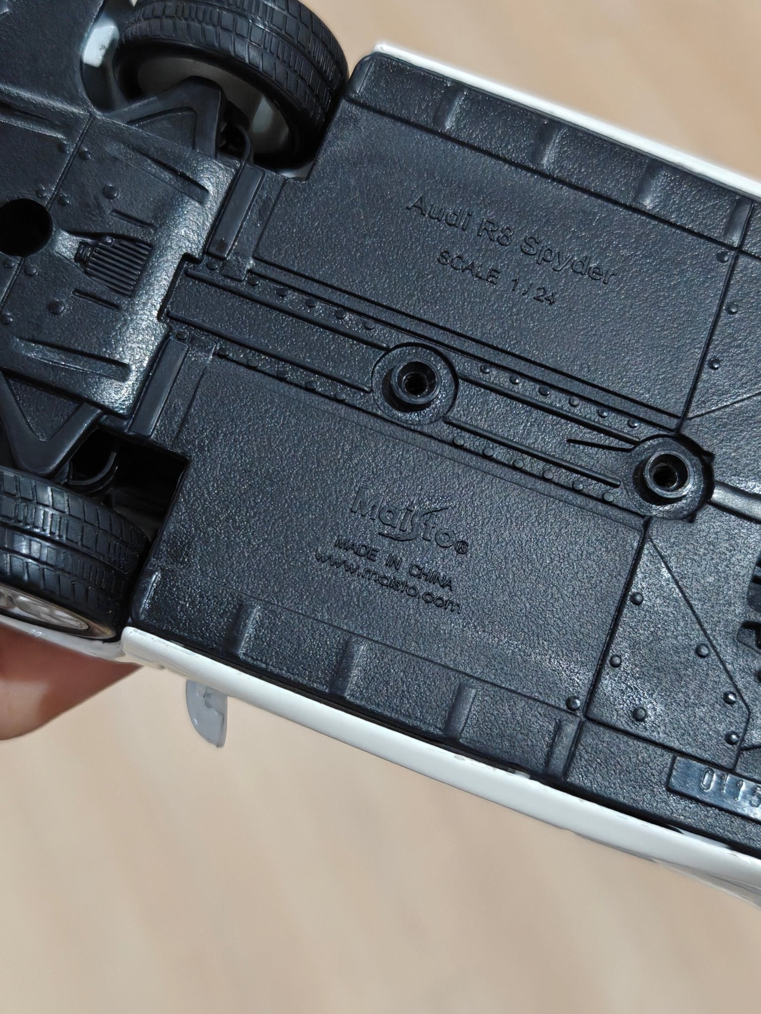 1:24 Maisto Audi R8 Spyder (Pre - Owned) - Kinder Logs