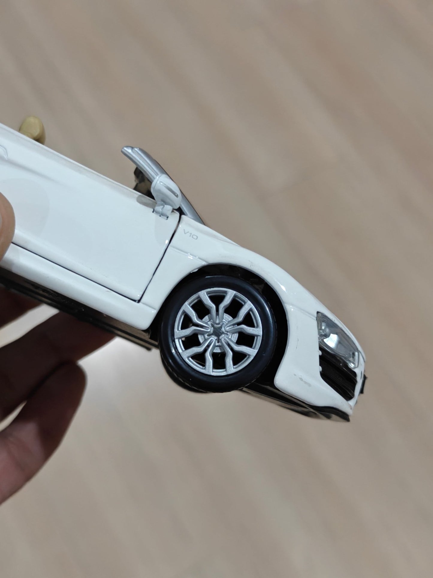 1:24 Maisto Audi R8 Spyder (Pre - Owned) - Kinder Logs