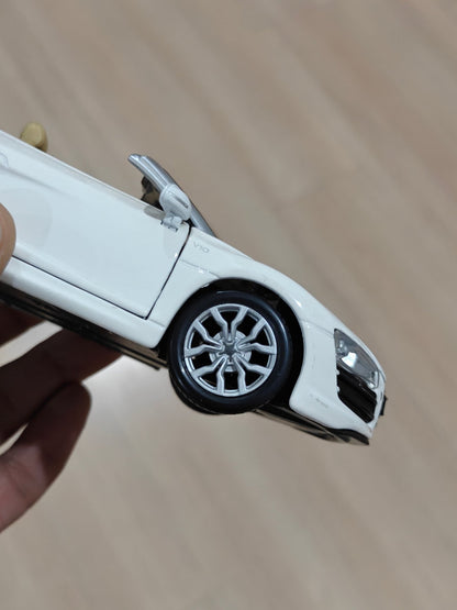 1:24 Maisto Audi R8 Spyder (Pre - Owned) - Kinder Logs