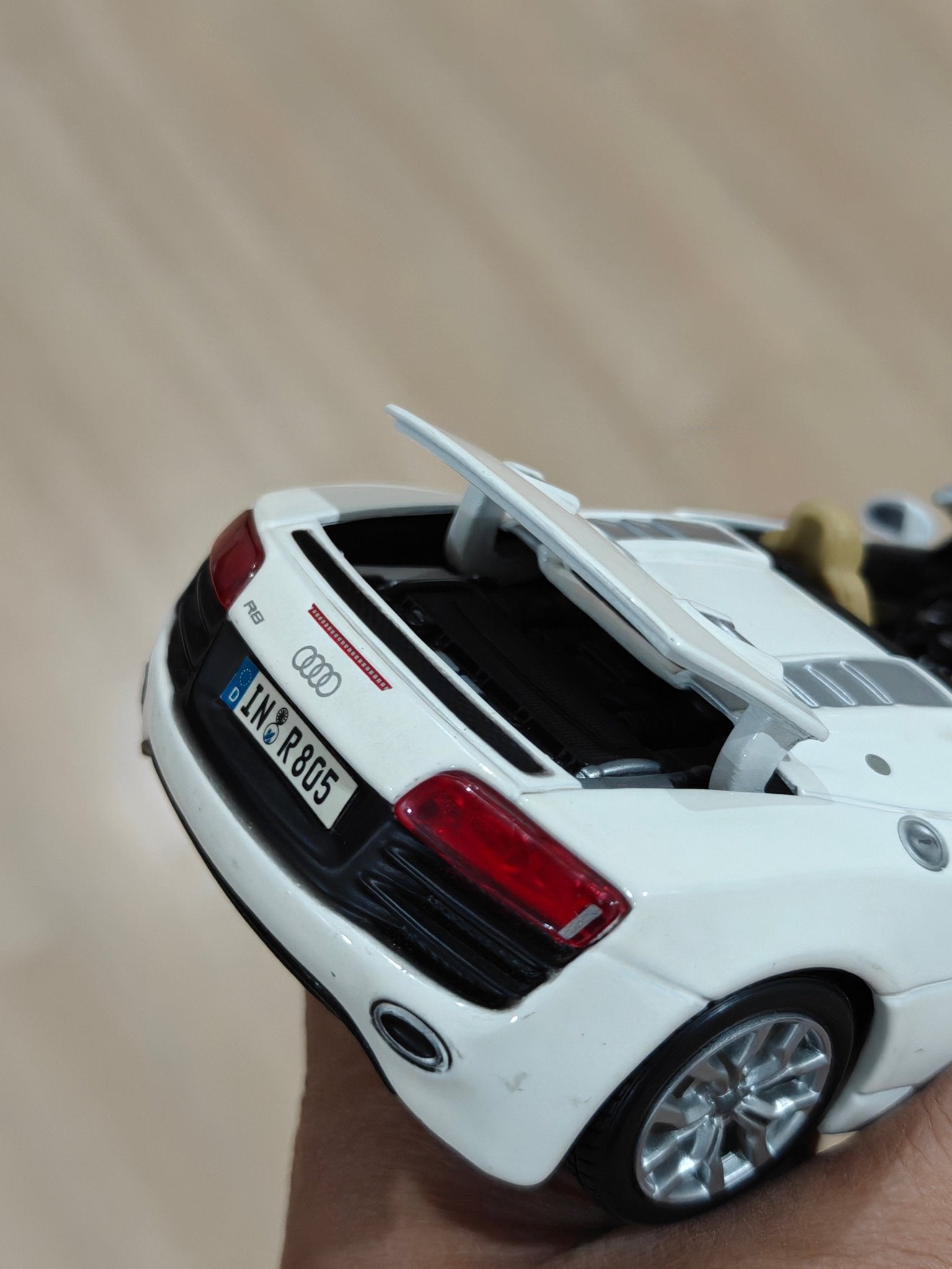 1:24 Maisto Audi R8 Spyder (Pre - Owned) - Kinder Logs