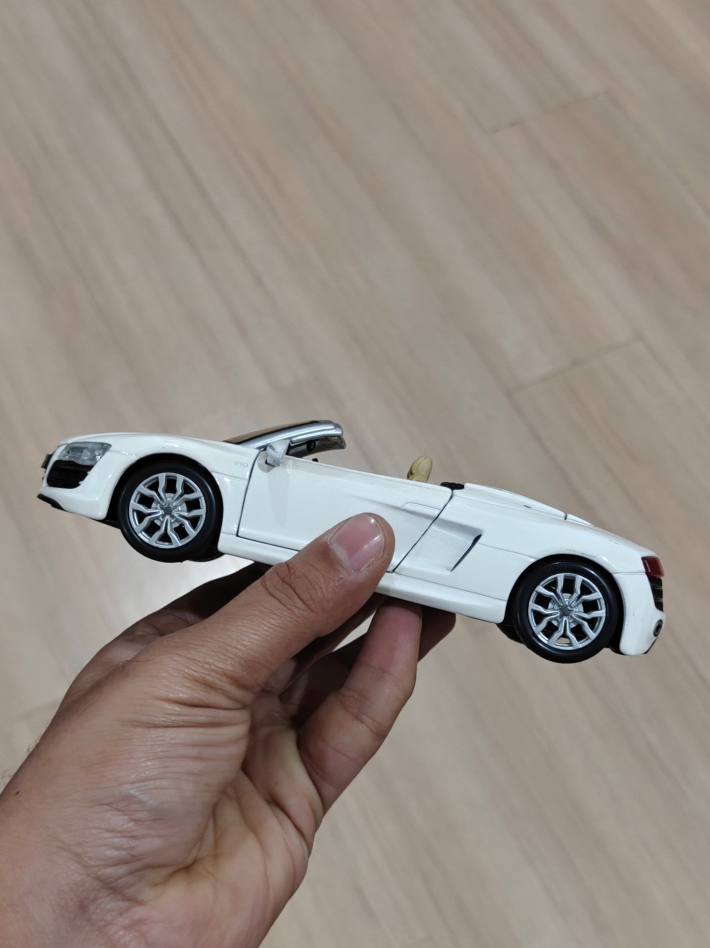 1:24 Maisto Audi R8 Spyder (Pre - Owned) - Kinder Logs